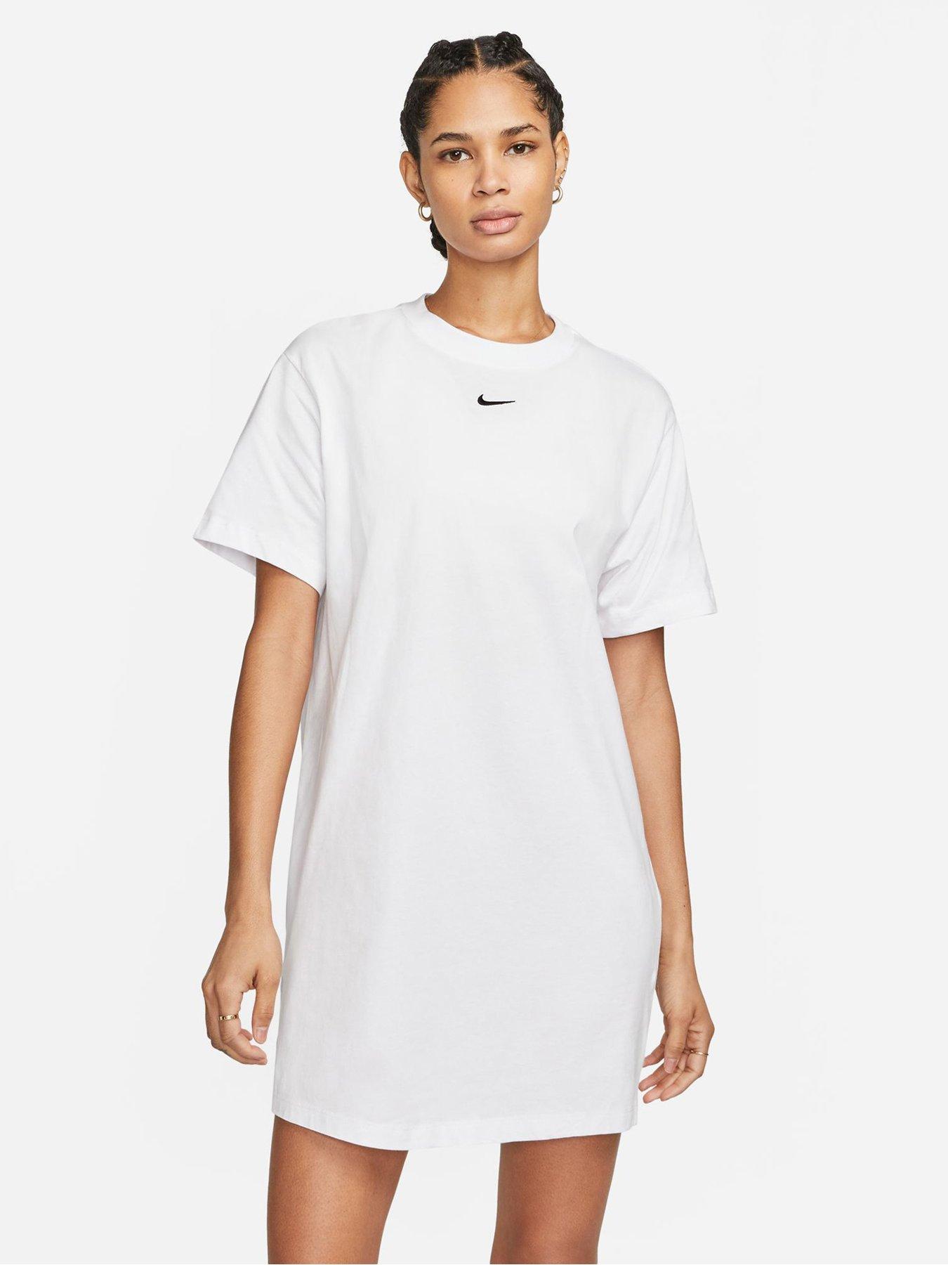 Nike t discount shirt women outfit