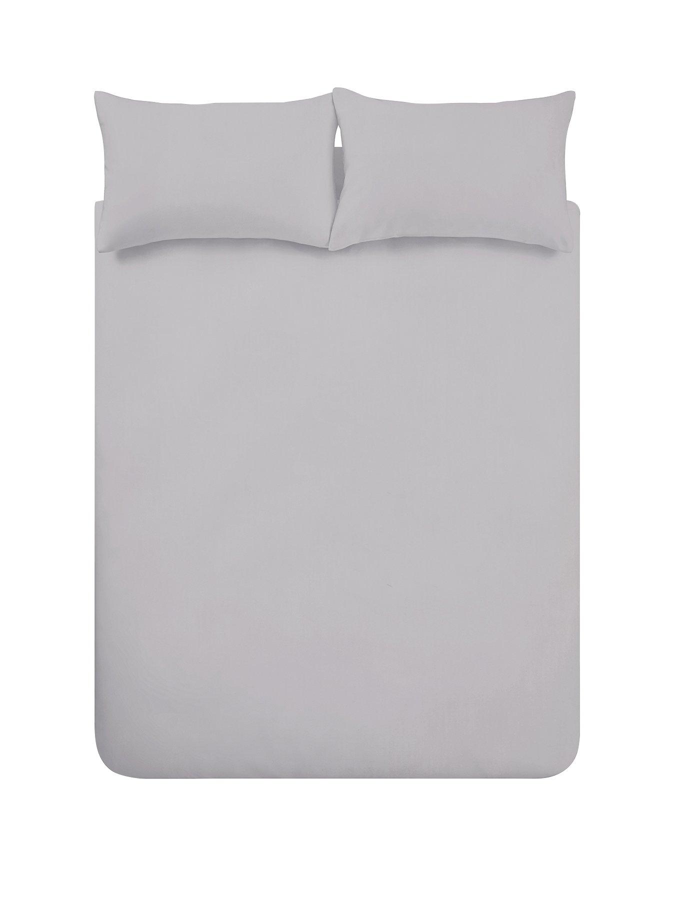 Fitted sheet and outlet pillowcase set