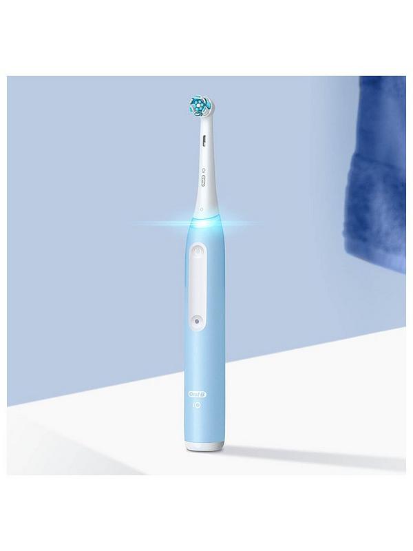 Image 3 of 6 of Oral-B iO3 Ice Blue