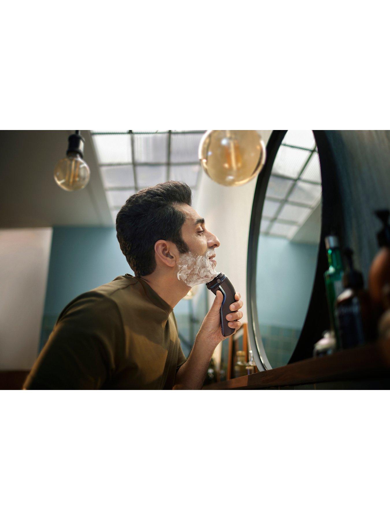 Image 5 of 8 of Philips Series 3000 Wet &amp; Dry Electric Shaver with Pop-up trimmer, S3243/12
