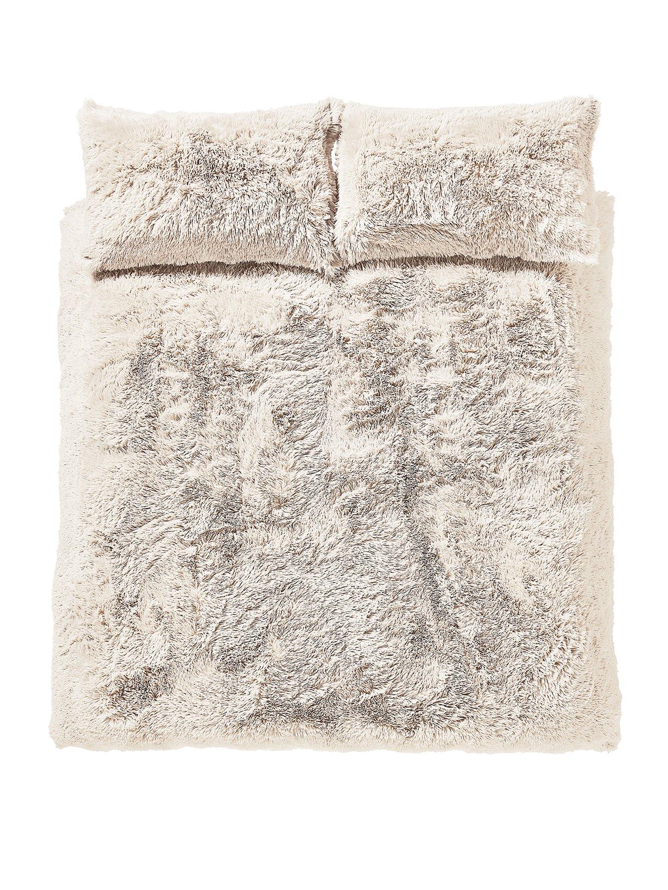 Image 2 of 6 of Catherine Lansfield Cuddly Faux Fur Fleece Duvet Set - Db