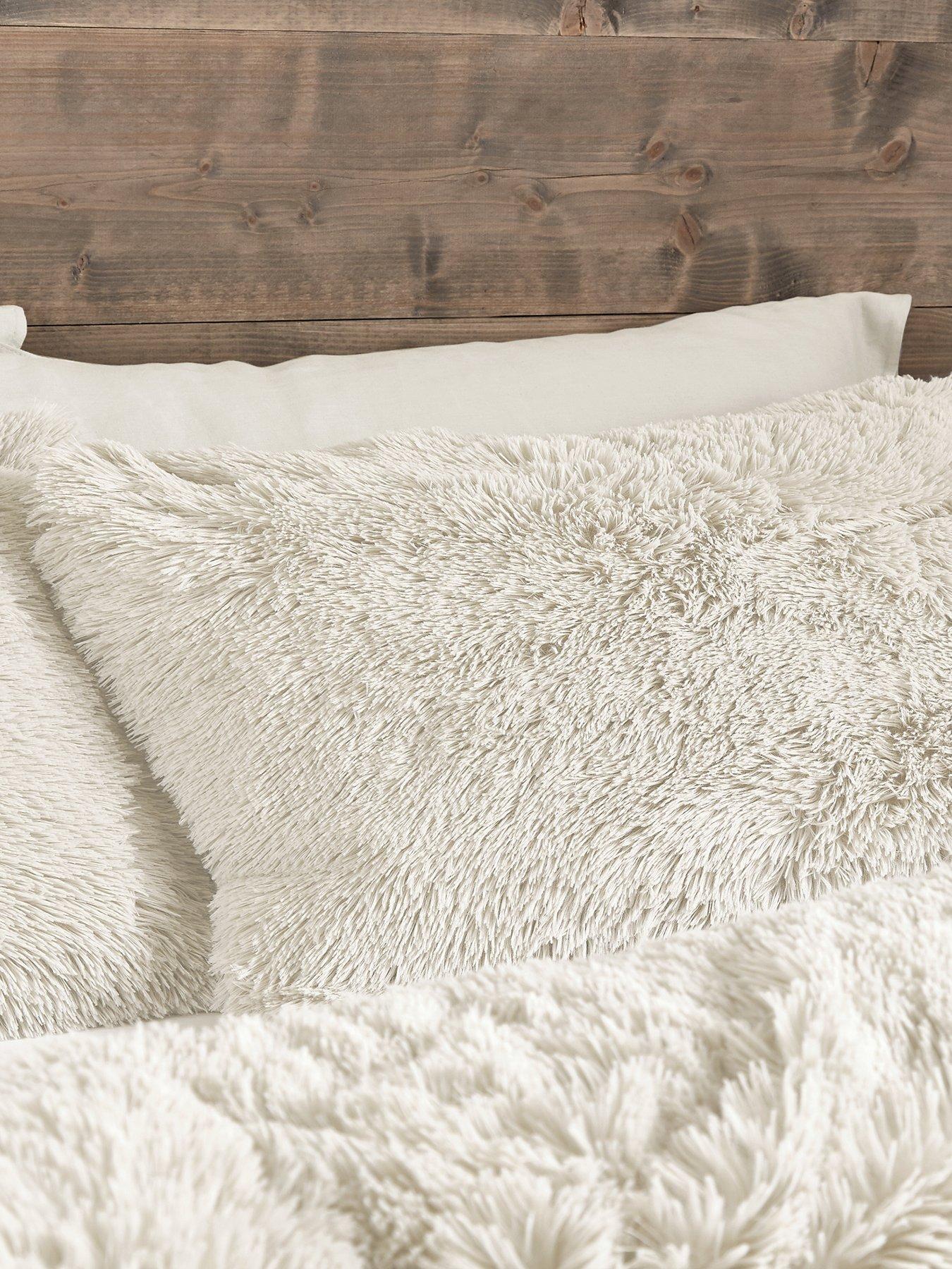 Image 3 of 6 of Catherine Lansfield Cuddly Faux Fur Fleece Duvet Set - Db
