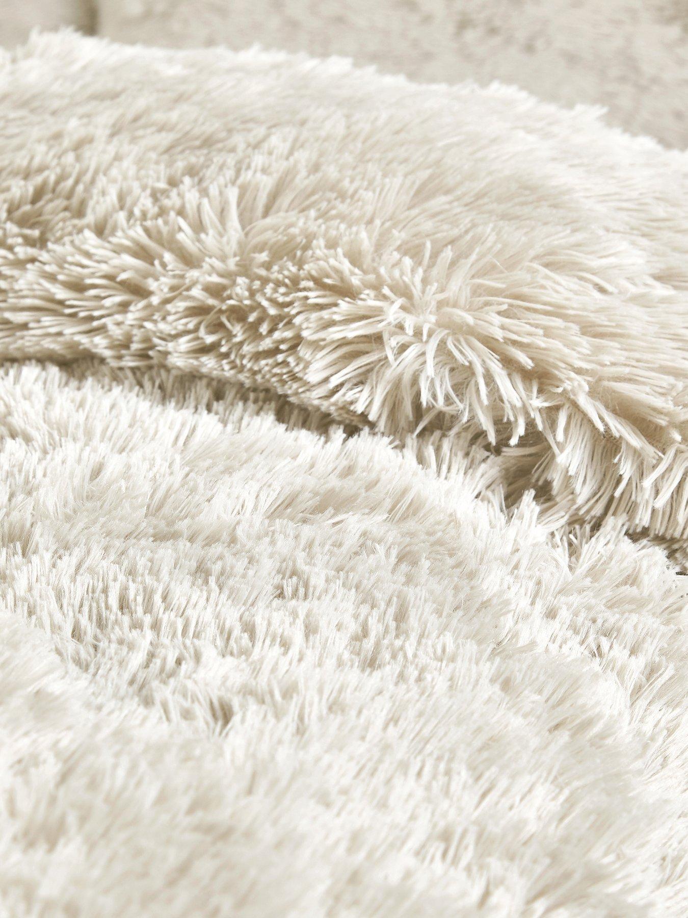 Image 4 of 6 of Catherine Lansfield Cuddly Faux Fur Fleece Duvet Set - Db
