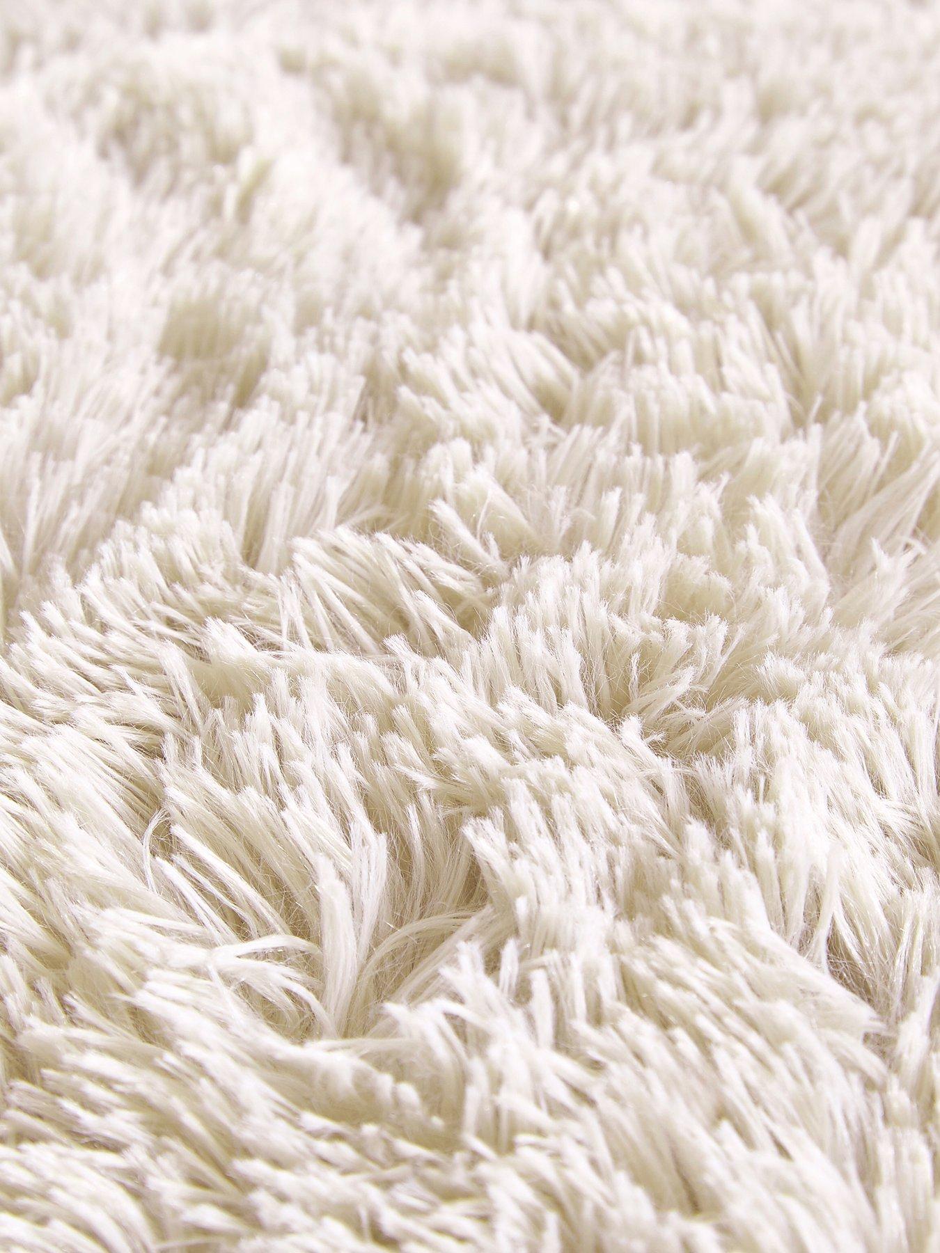 Image 5 of 6 of Catherine Lansfield Cuddly Faux Fur Fleece Duvet Set - Db