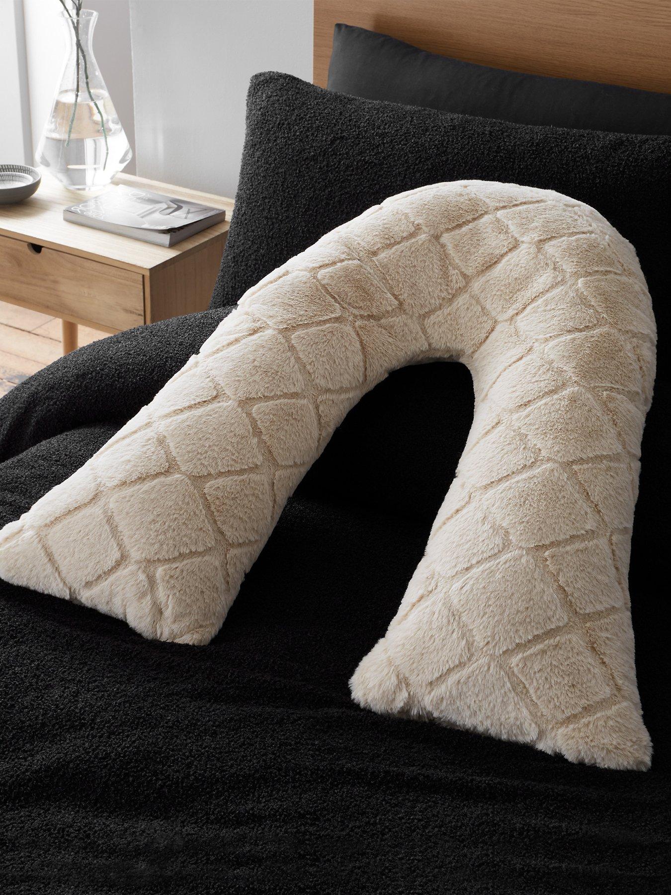 V shaped outlet pillow