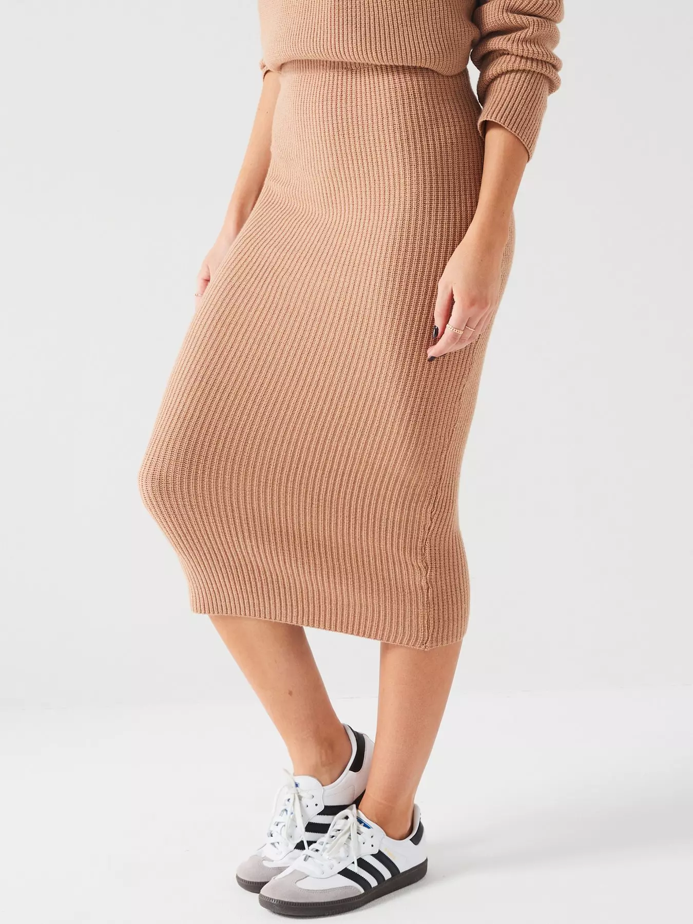 Midi skirt with sneakers airport outfit