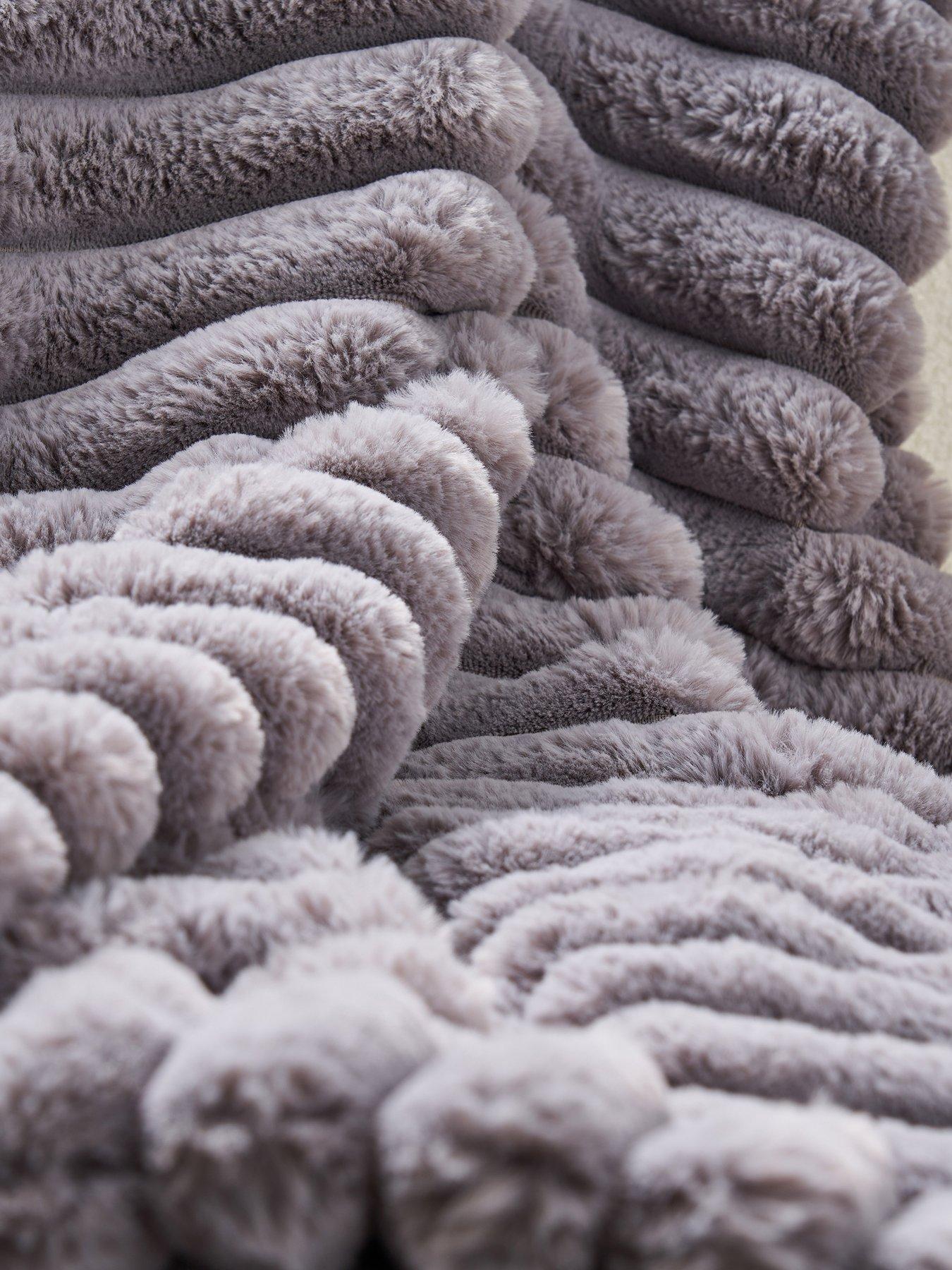 Image 3 of 4 of The Very Collection Chunky Ribbed&nbsp;Throw