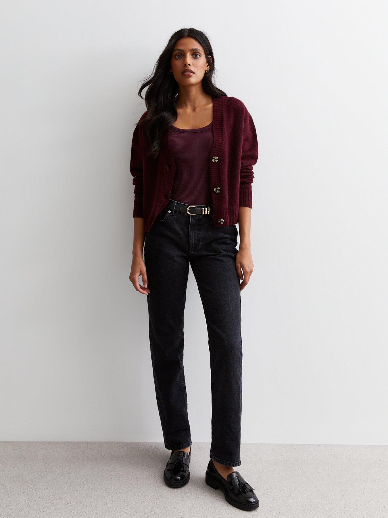 Dark red best sale jeans outfit