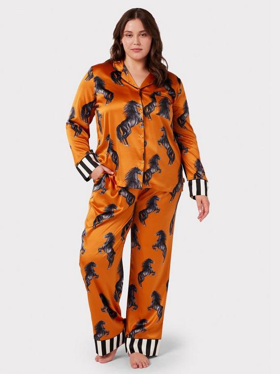 front image of chelsea-peers-curvenbspfibres-horses-print-pyjama-set