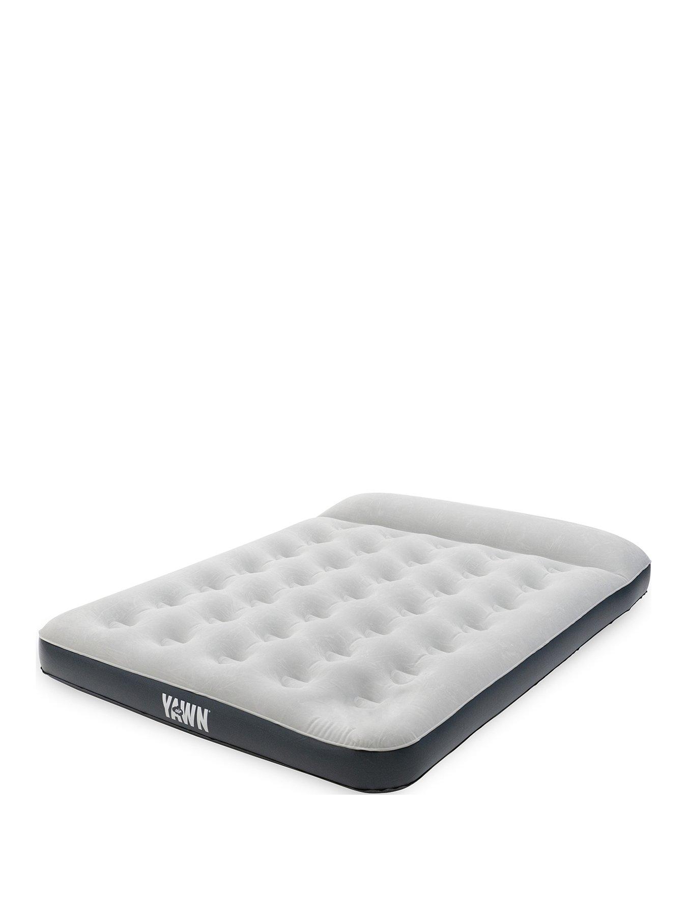 Self inflating double outlet air mattress