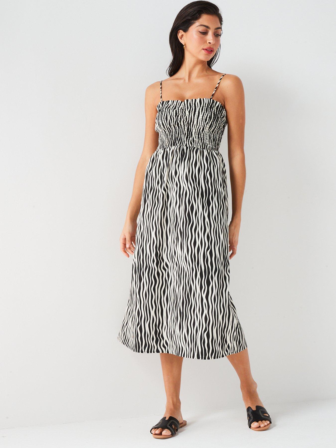 Image 4 of 5 of V by Very Shirred Strappy Beach Midi Dress - Black/White