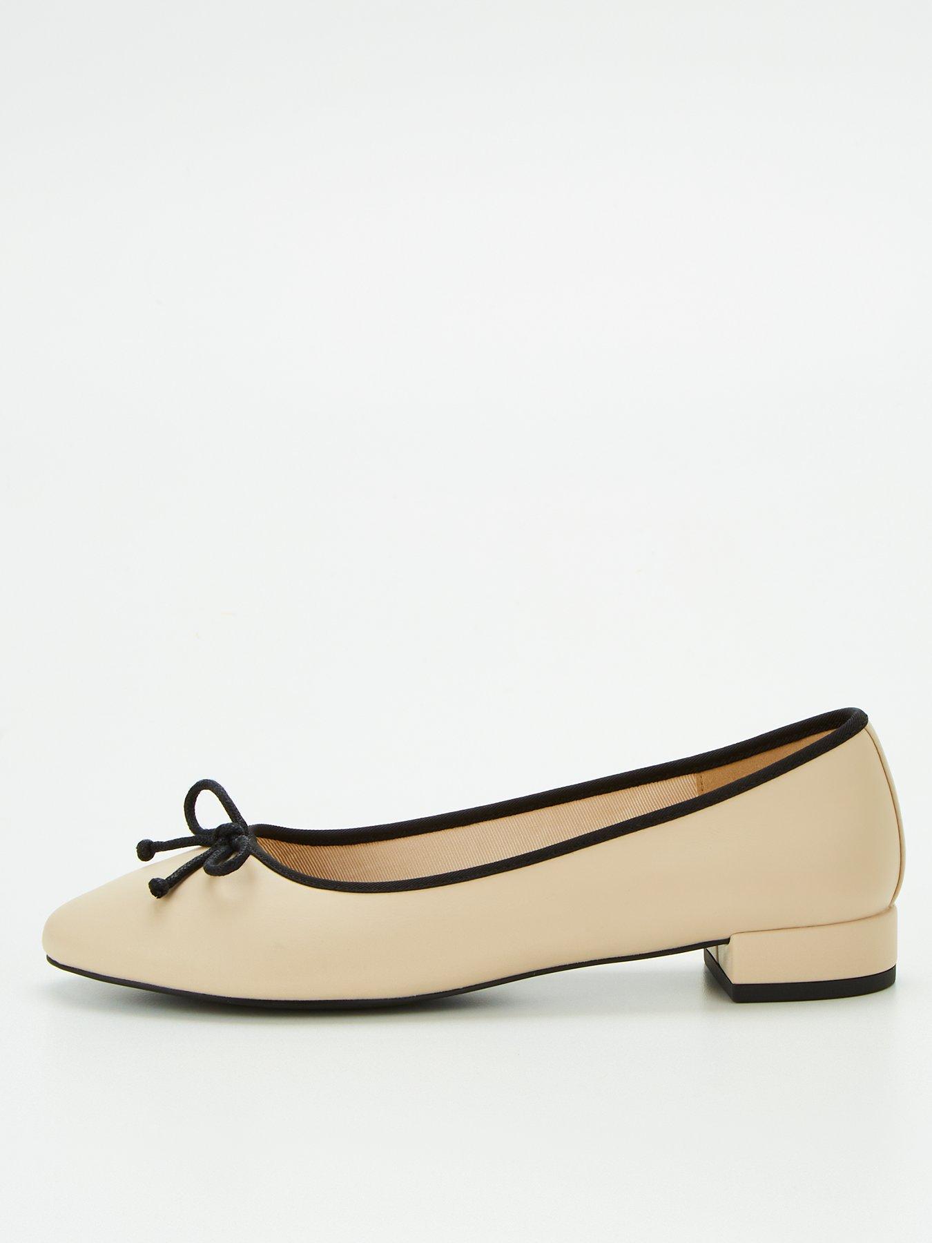 Cream flat hot sale shoes ladies