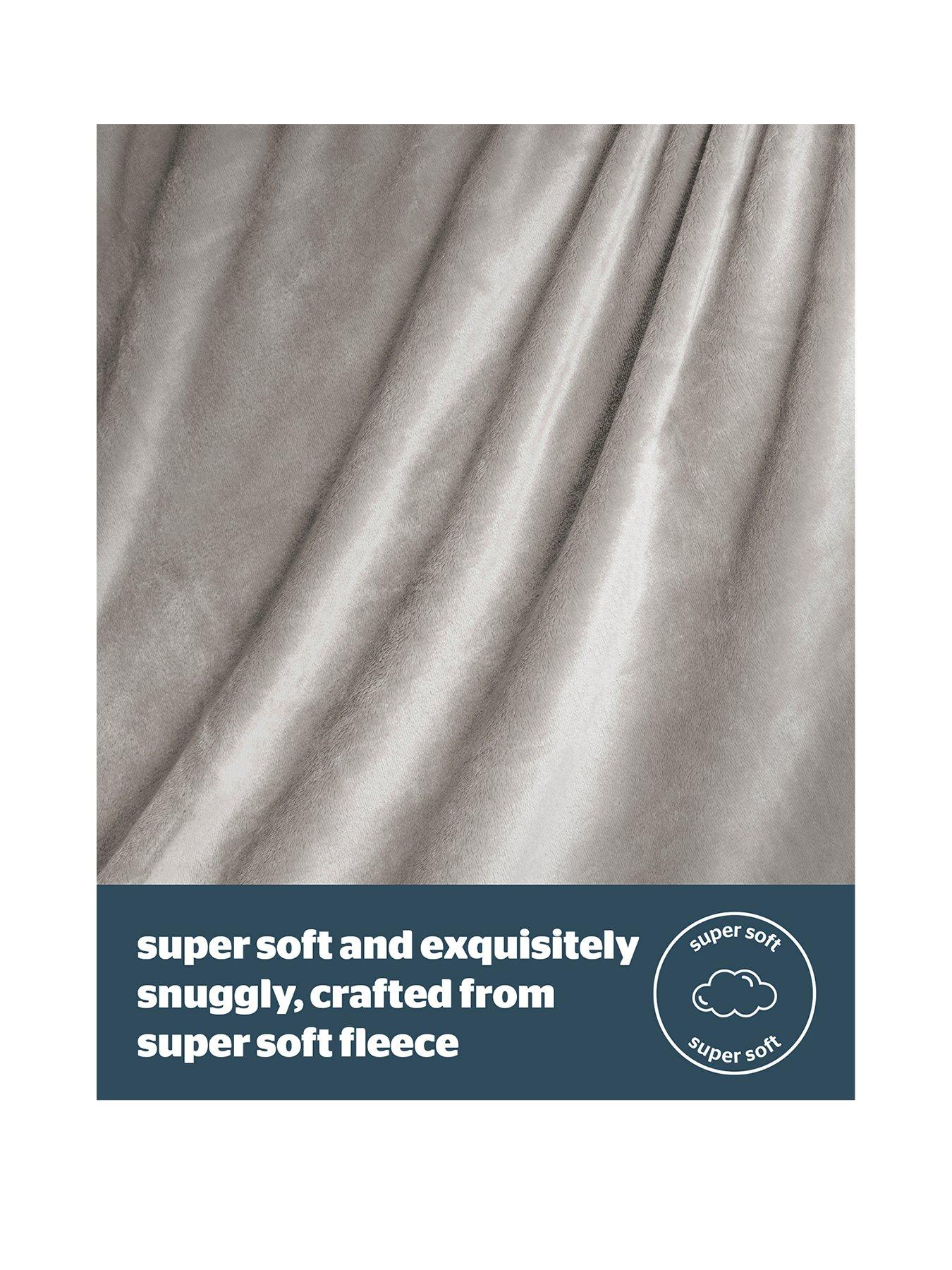 Silentnight Supersoft Fleece Throw Blanket - Versatile Fluffy Throw for Bed  Sofa and Couch Crafted from Warm Cosy Super Soft Fleece - Sage - 130 x  150cm : : Home & Kitchen