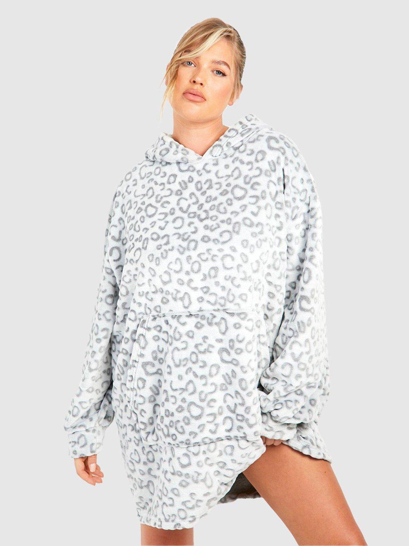 boohoo-plus-leopard-fleece-hooded-blanket-grey