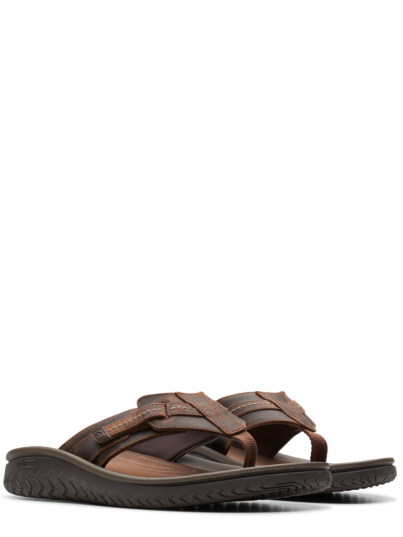 Clarks brown store leather flip flops