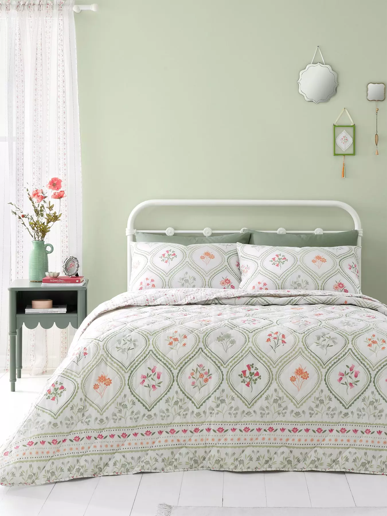 Catherine Lansfield Canterbury Floral Reversible Quilted 240x260cm  Bedspread Grey : : Home & Kitchen