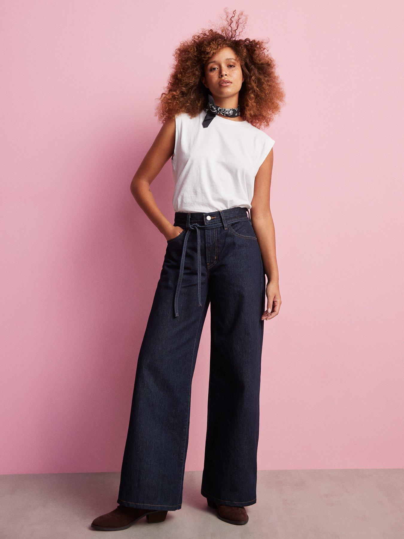 Image 3 of 6 of Levi's Boxy Tank Top&nbsp;- White&nbsp;