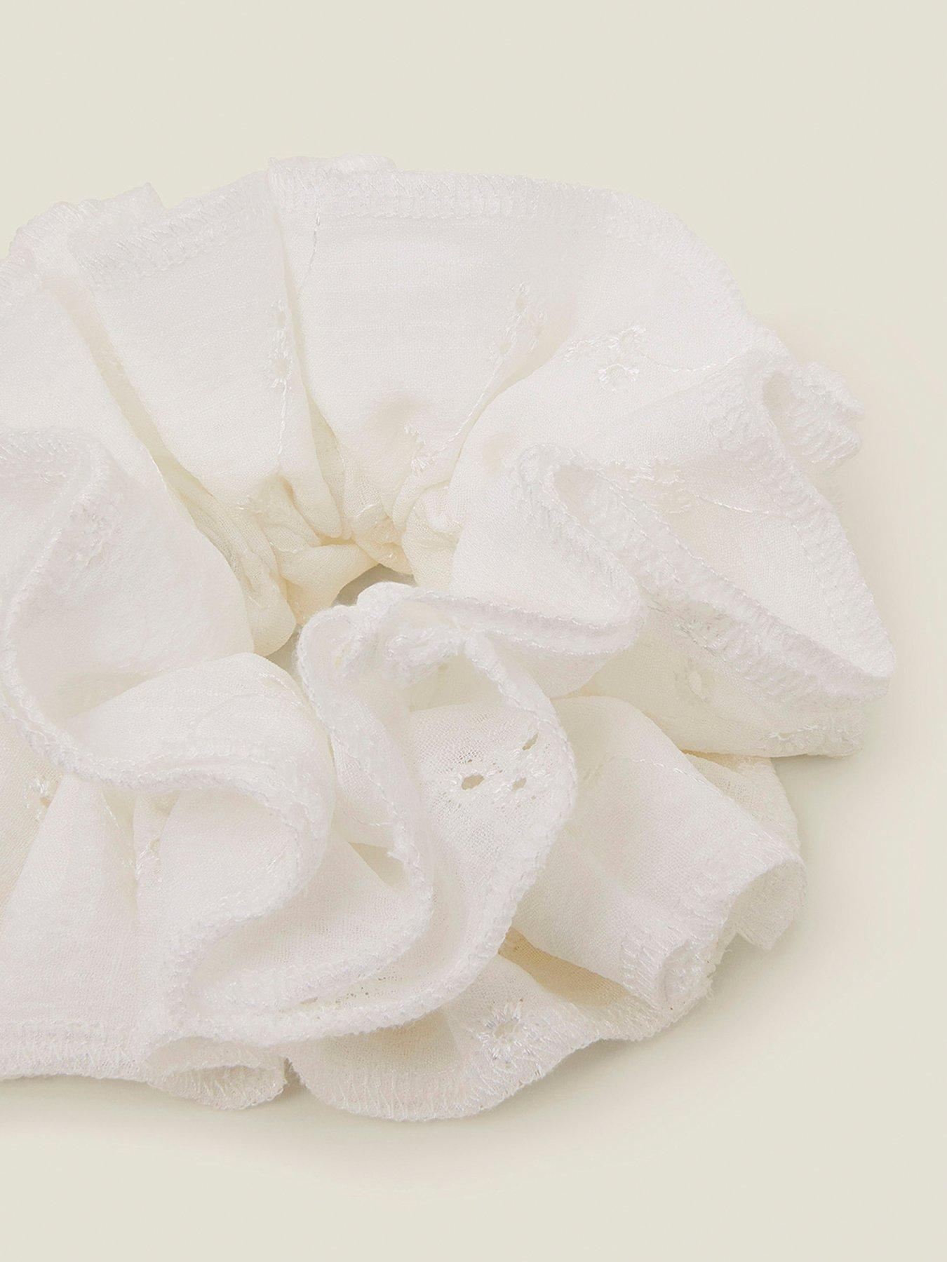Image 3 of 3 of Accessorize Broiderie Extra Large Scr