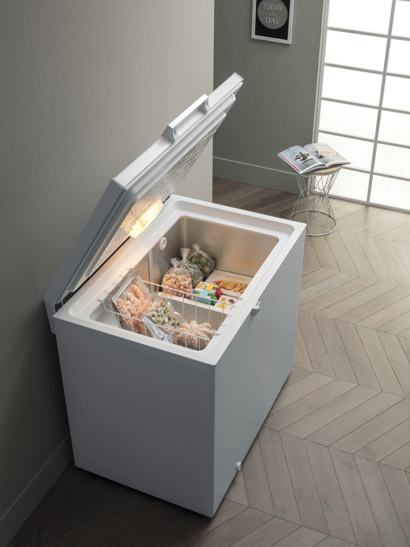 Image 3 of 7 of Hotpoint CS2A300HFA1 315-Litre&nbsp;Low Frost&nbsp;Chest Freezer - White