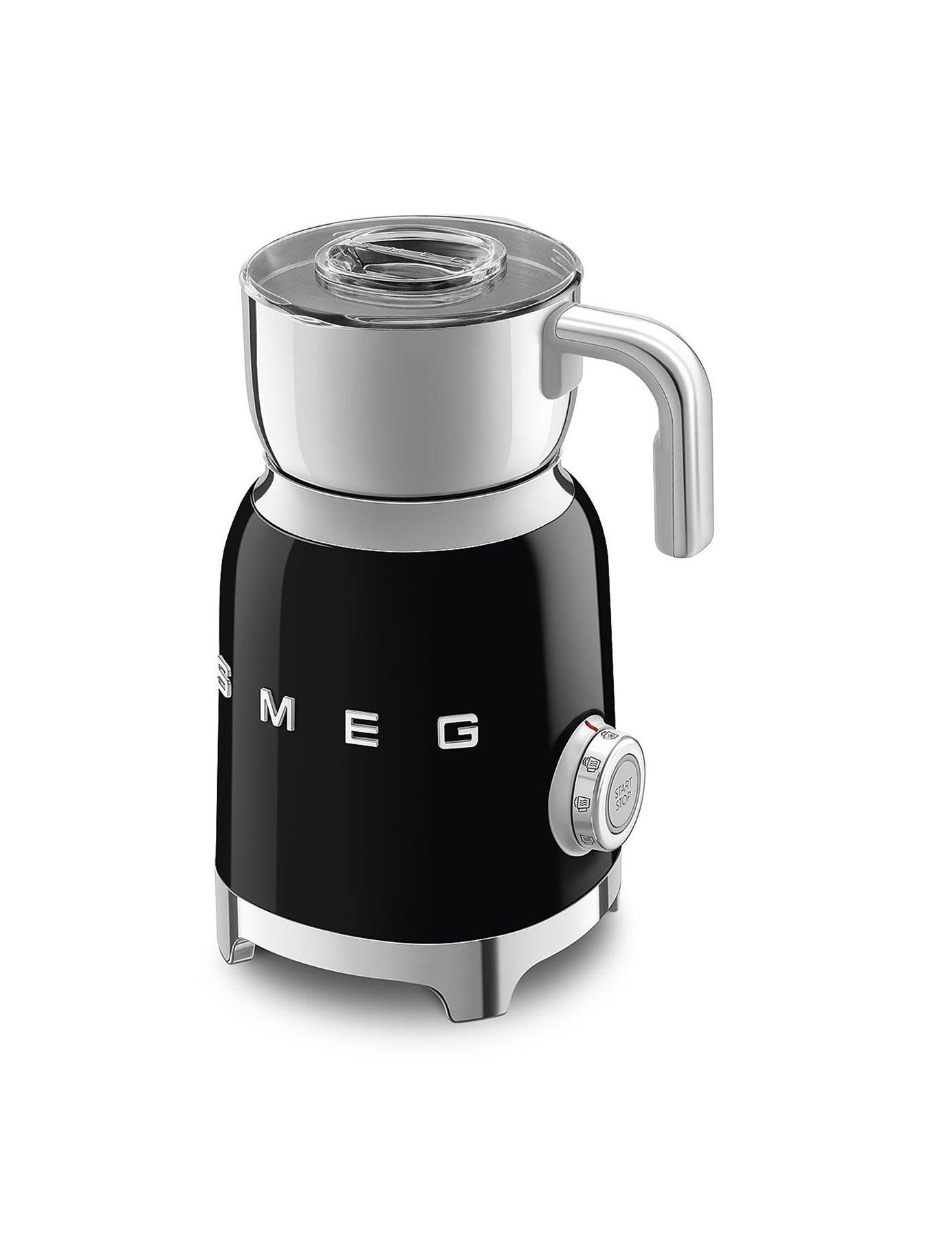 Image 4 of 6 of Smeg MFF11 Milk Frother with Tritan&trade; Renew Lid&nbsp;- Black