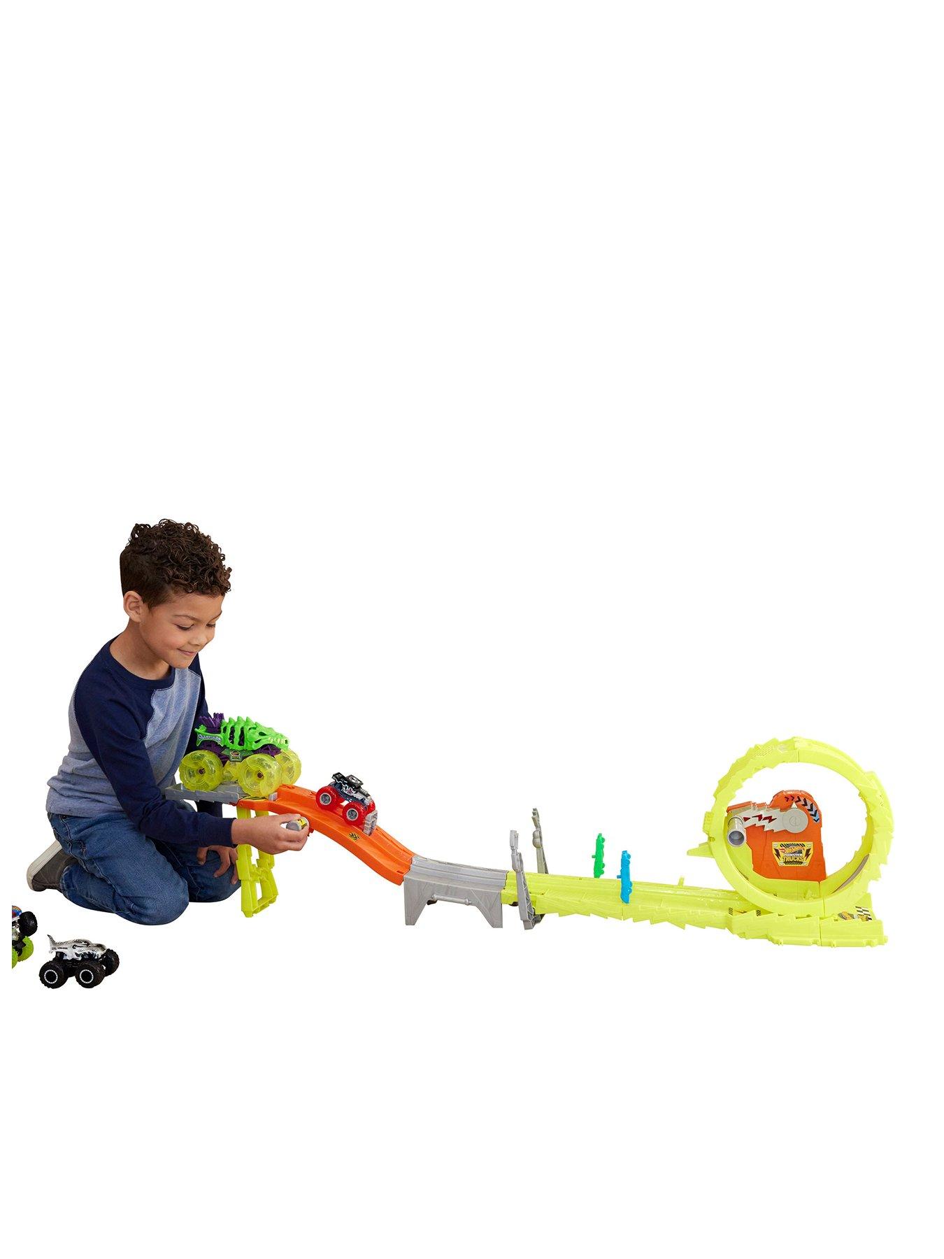 Hot Wheels Monster Trucks 1:64 Charge  &  Chase Challenge