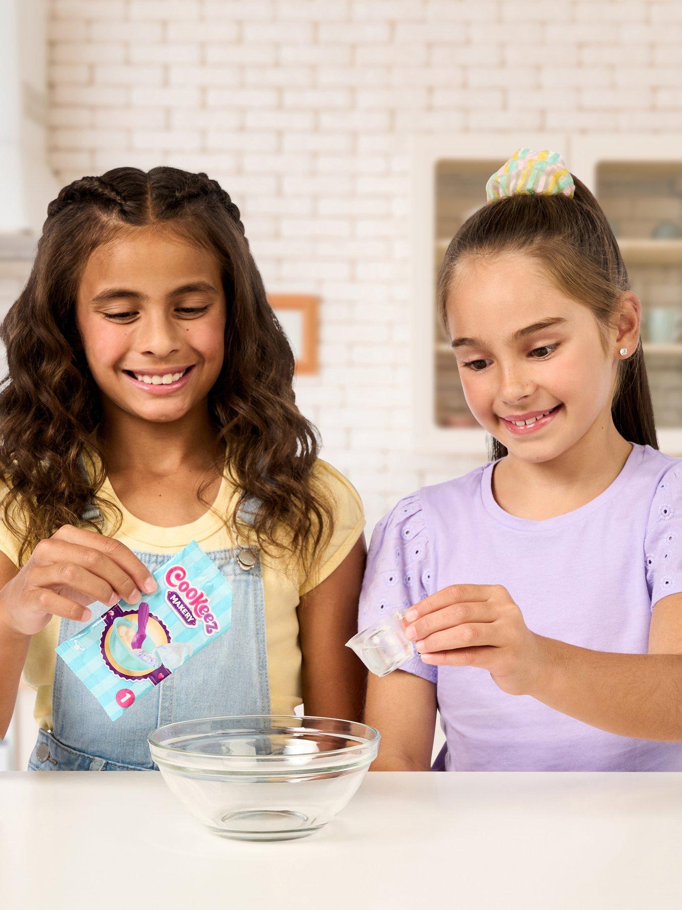 Image 4 of 7 of Cookeez Makery Freezy Cakez Playset