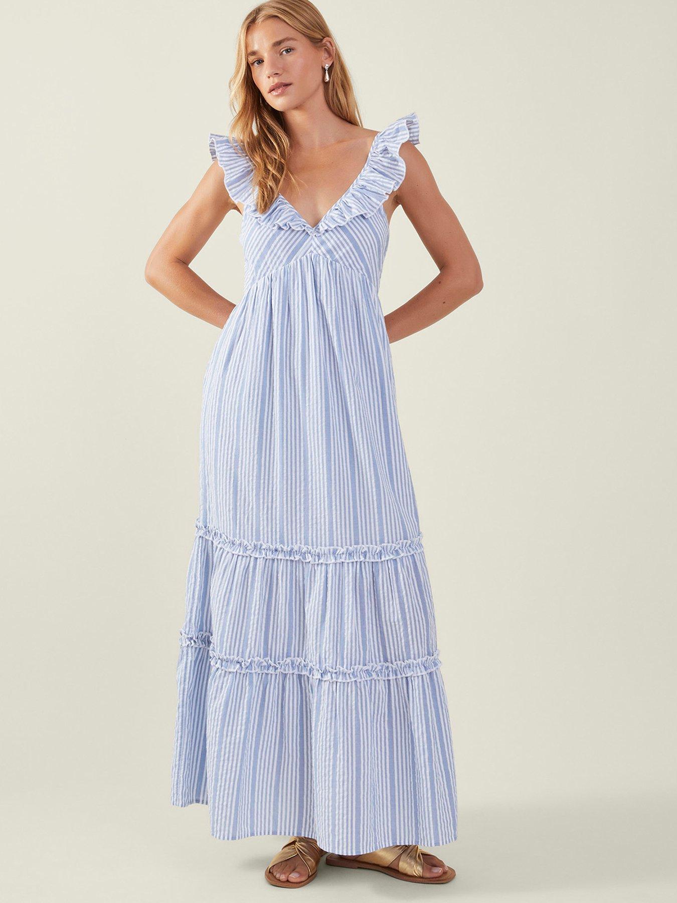 accessorize blue dress How to Accessorize a Navy Blue Dress for a Wedding