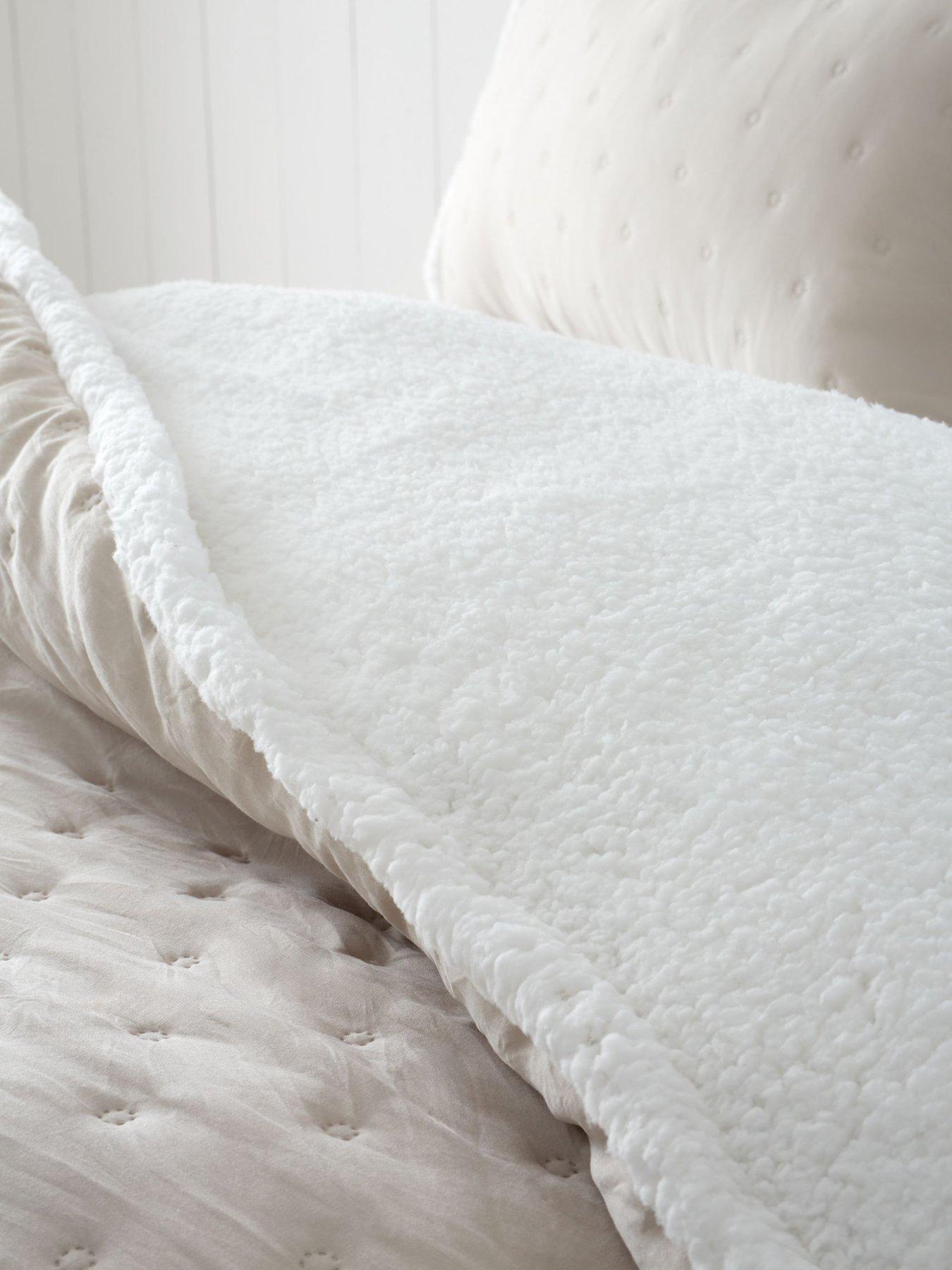 Image 5 of 6 of Catherine Lansfield Cosy Nori Sherpa Duvet Cover Set