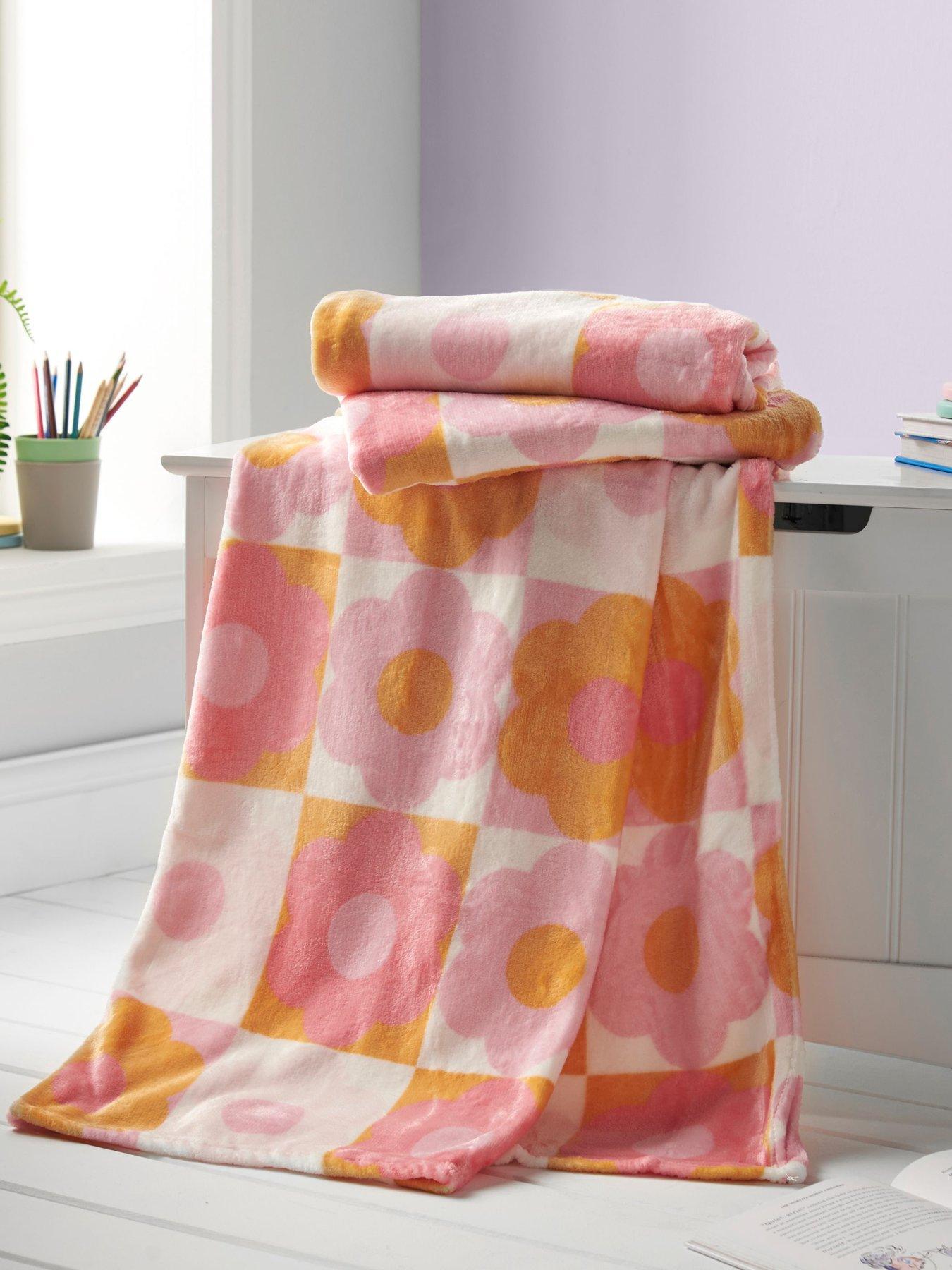 Product photograph of Catherine Lansfield Retro Daisy Fleece Throw from very.co.uk