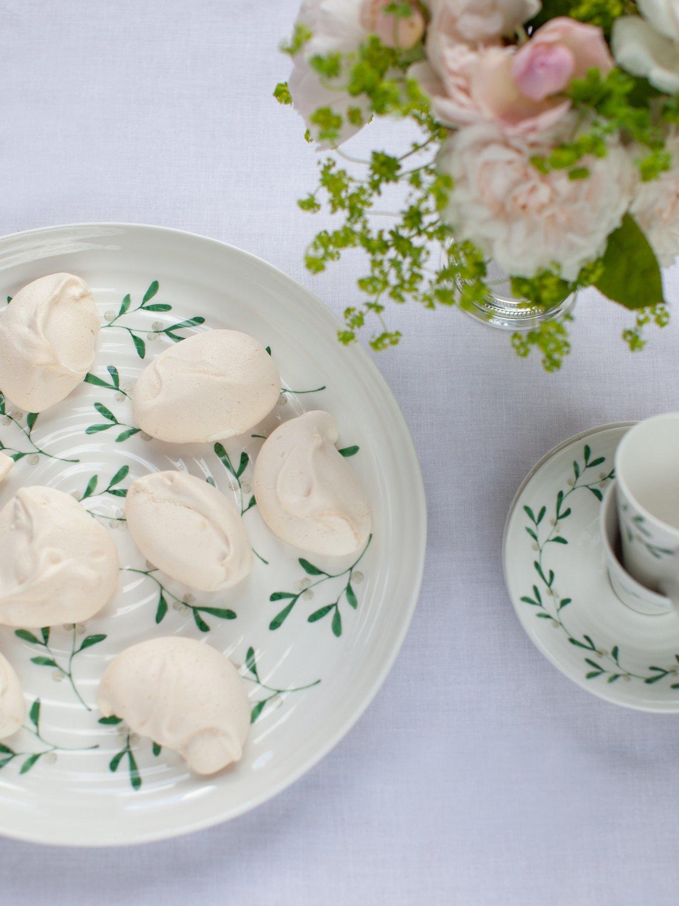 sophie-conran-for-portmeirion-mistletoe-308-cm-round-platter