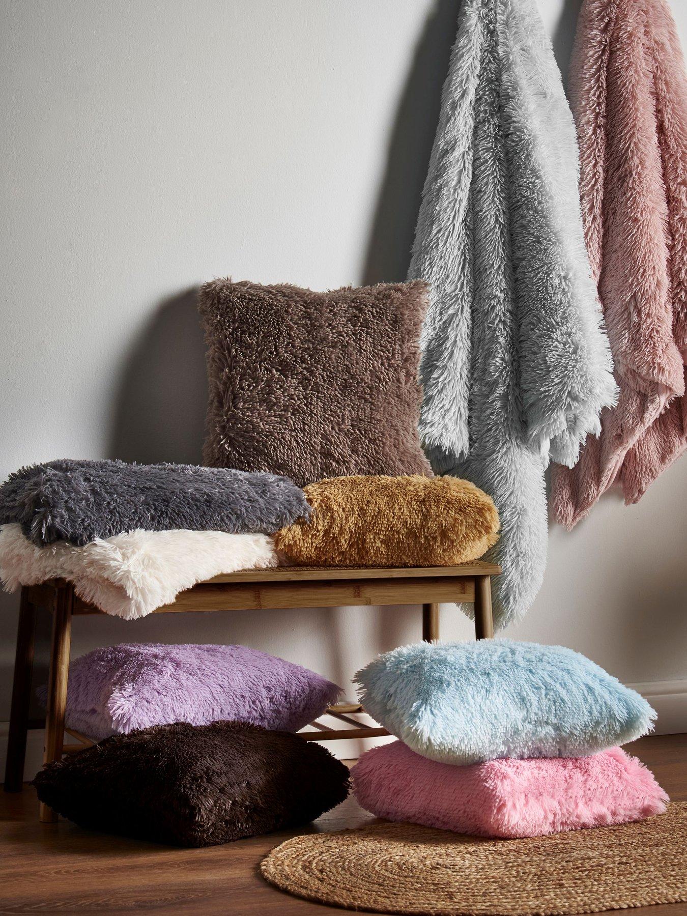Image 4 of 5 of Catherine Lansfield Cuddly Throw- 150x200cm