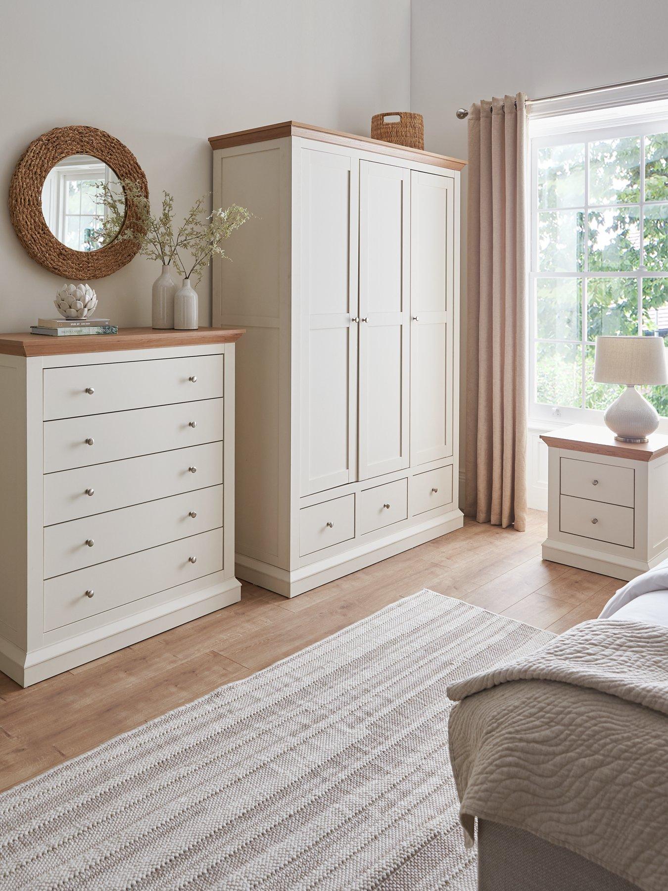 The Very Collection Hanna 4 Piece Bedroom Set - 3 Door Wardrobe, 5 Drawer Chest plus 2 Bedside Chests