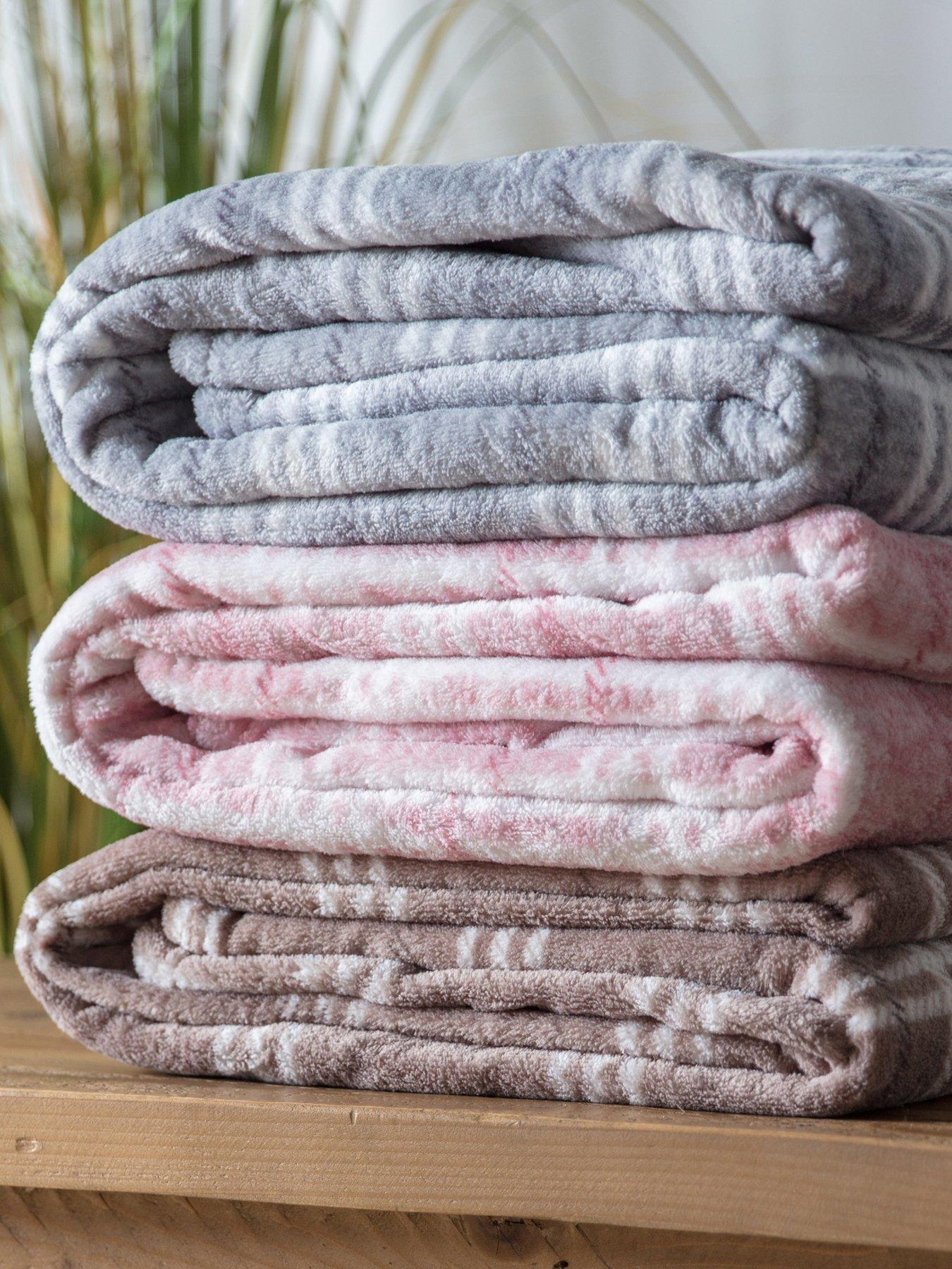 Image 5 of 5 of Gallery Direct Checkmate Super Soft Flannel Fleece Throw in Silver