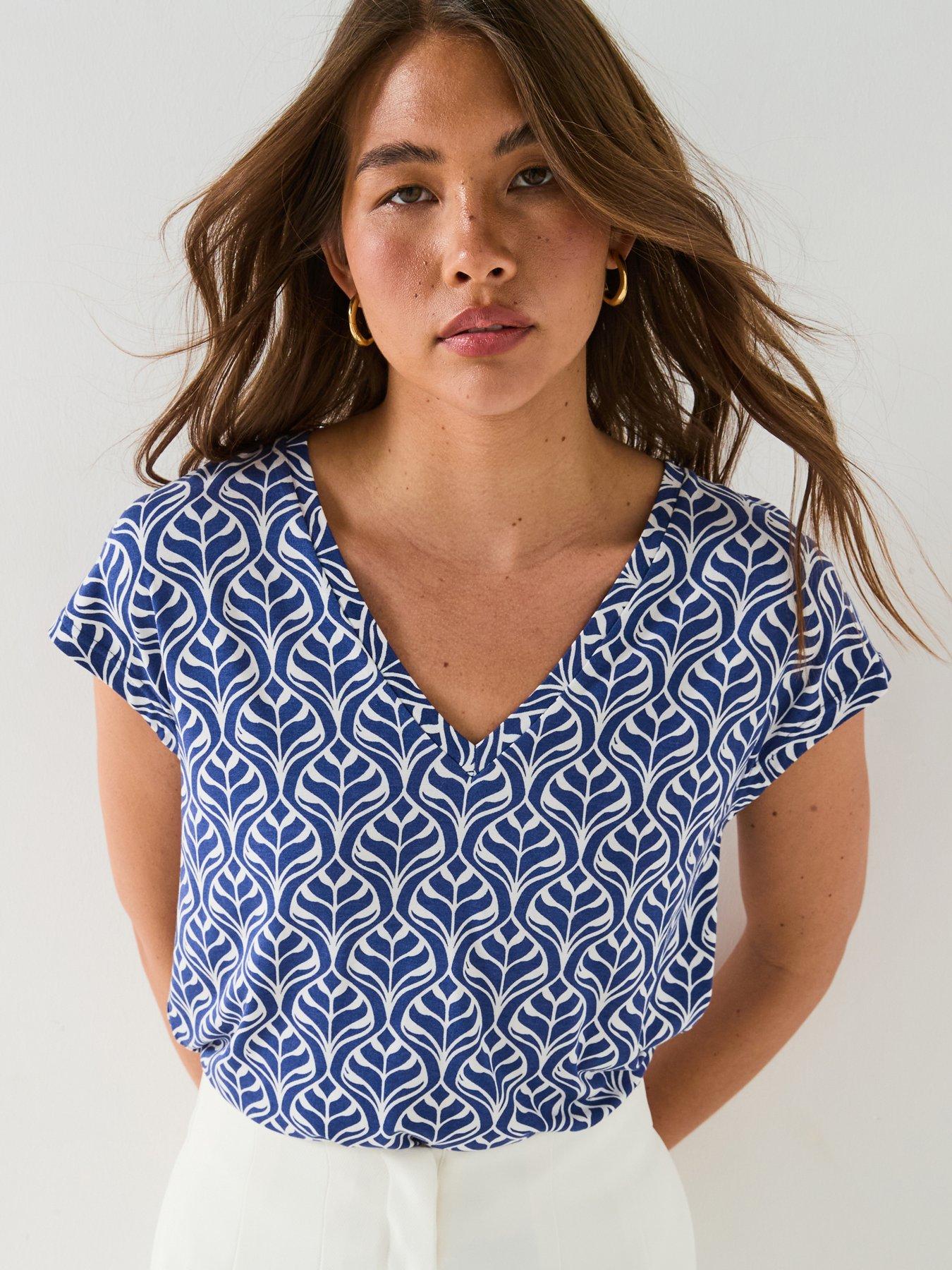 undefined The Essential V Neck Print Leaf T-Shirt - Blue