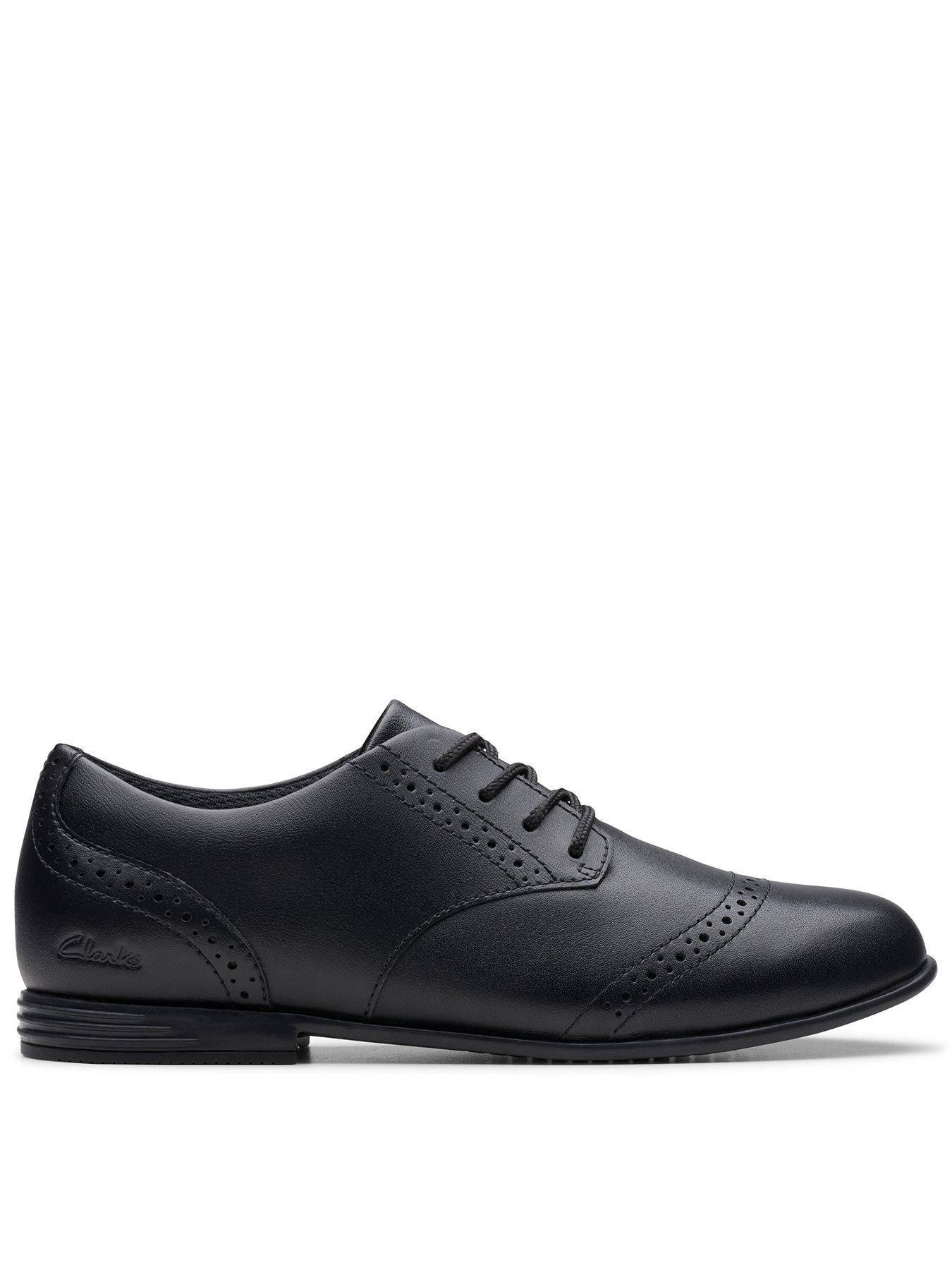 Clarks FinjaBrogue O., Black, Size 13.5 Younger