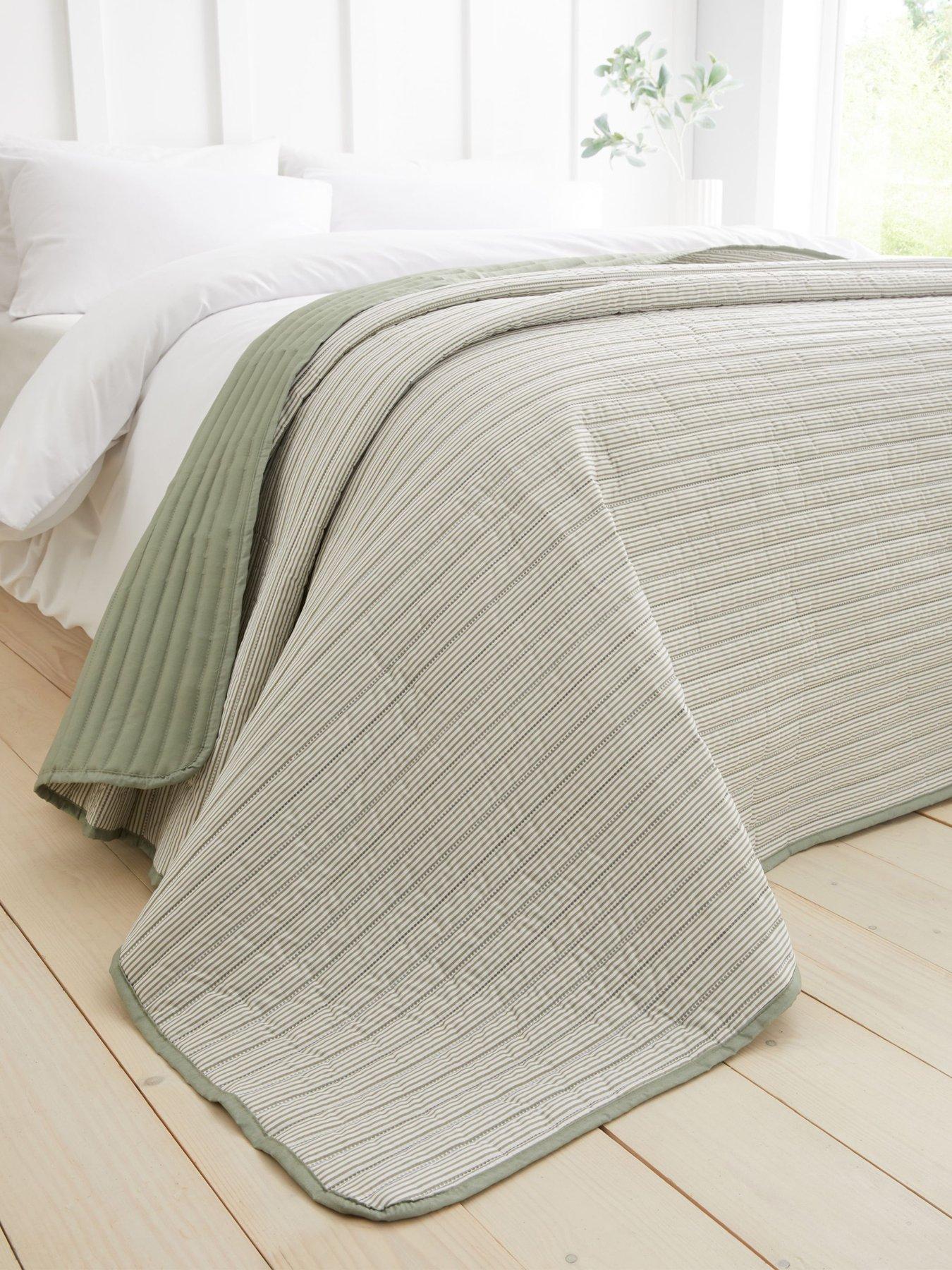 Catherine Lansfield Stripe Bedspread- 220x230cm