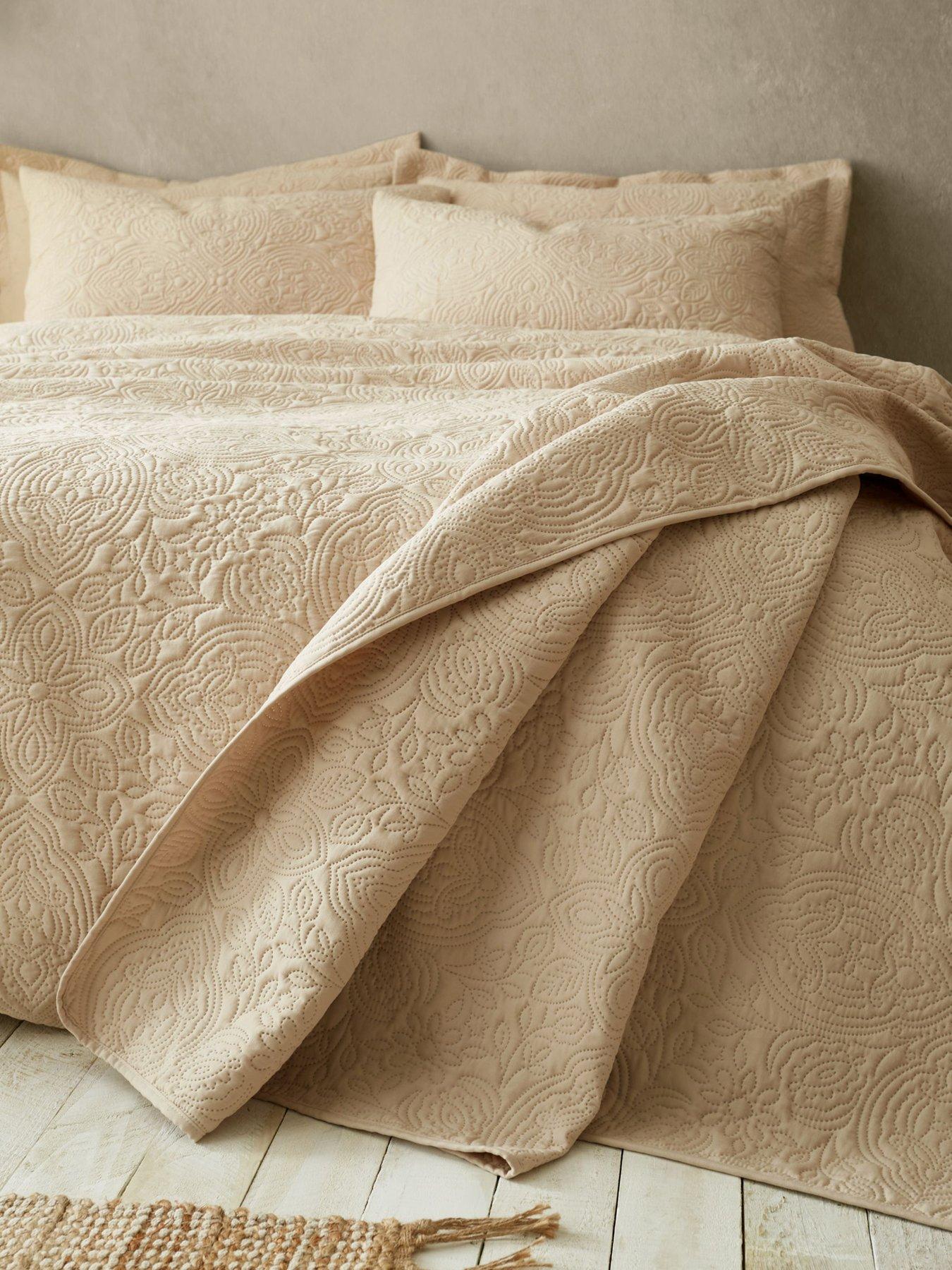 undefined Casablanca Pinsonic Bedpsread Throw