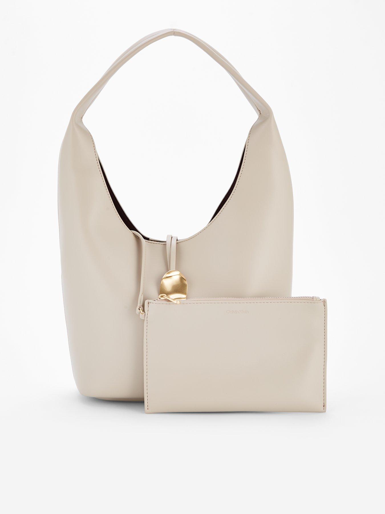 undefined Gold Detailed Fasten Shoulder Bag & Chateau