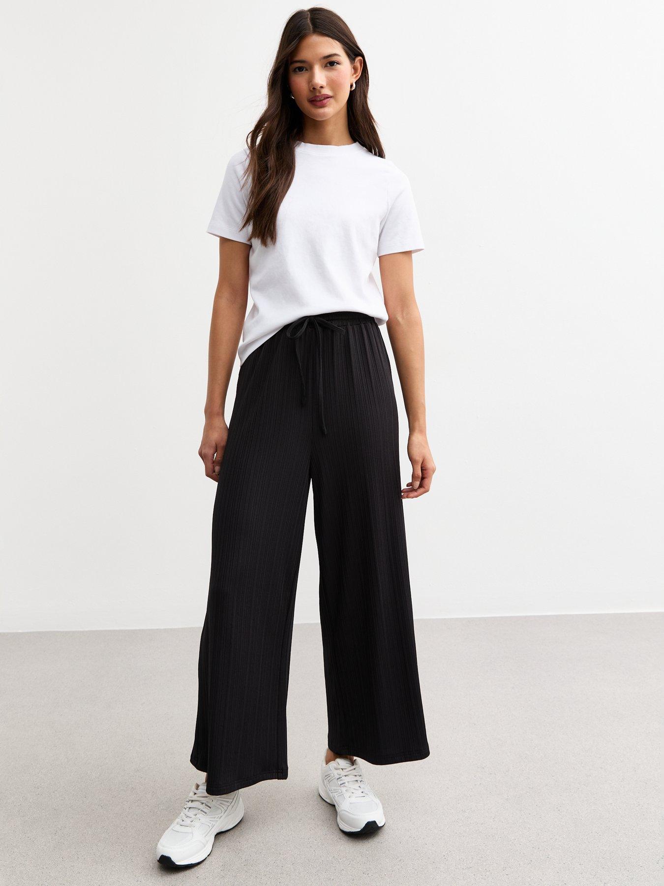 undefined Plisse Cropped Trousers - Black