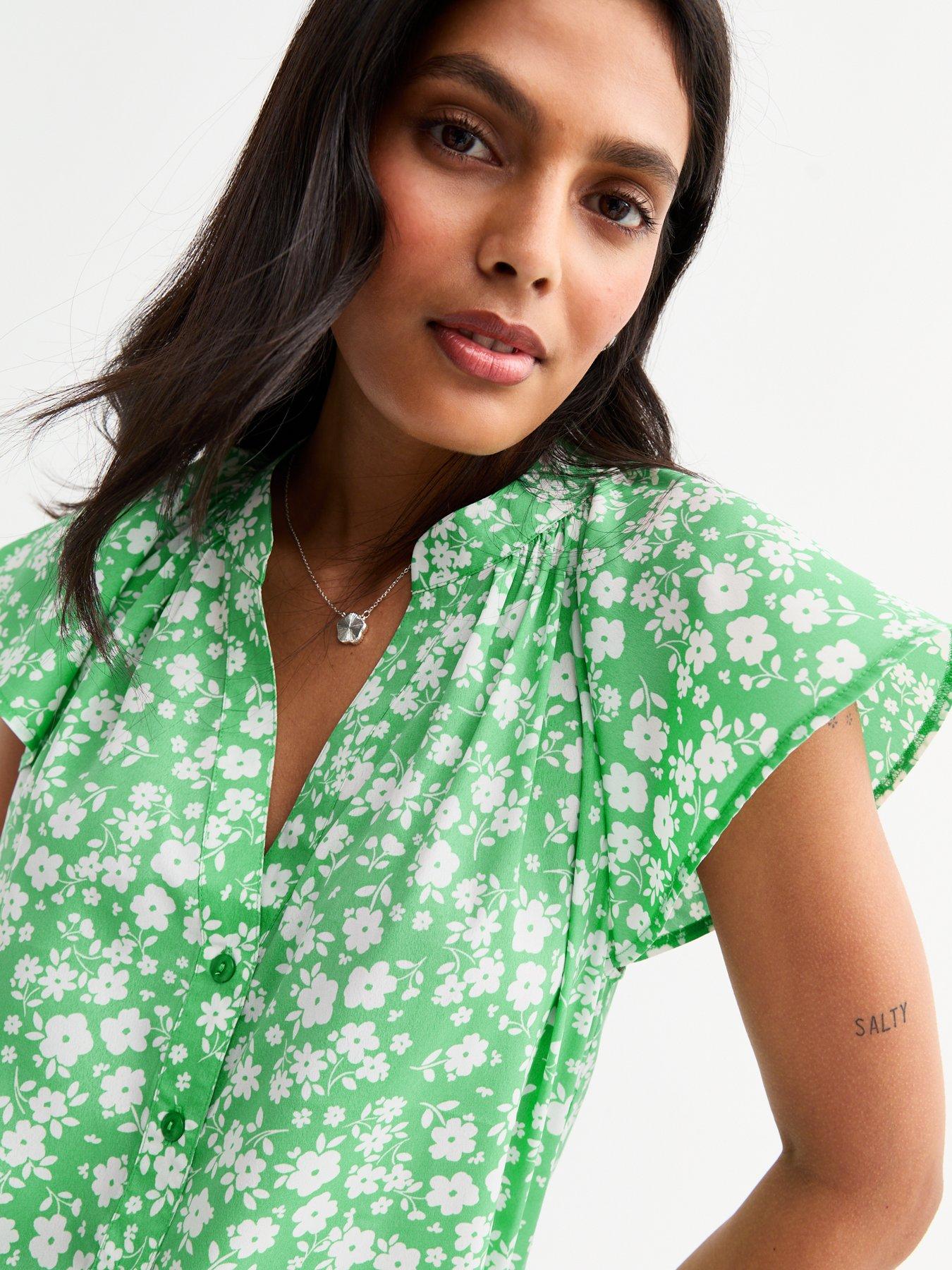 Image 4 of 5 of New Look Green Floral Print Flutter Sleeve Top