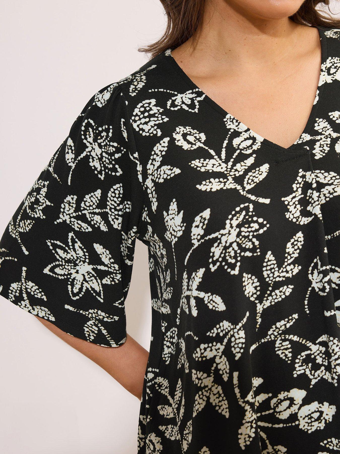 Image 4 of 4 of Evans Angel Sleeve Pleat Top - Black