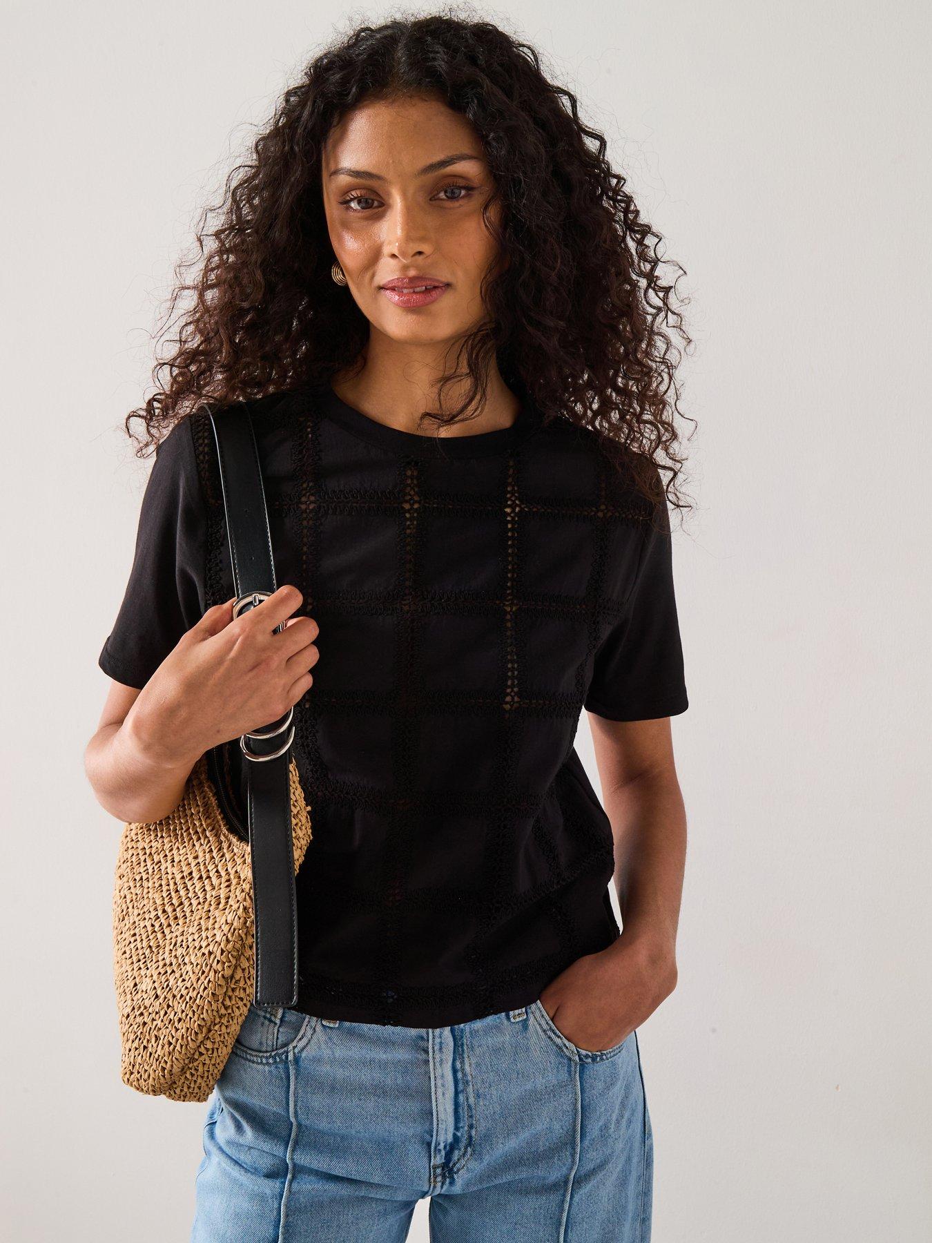 undefined Embroidered Detail T-Shirt - Black