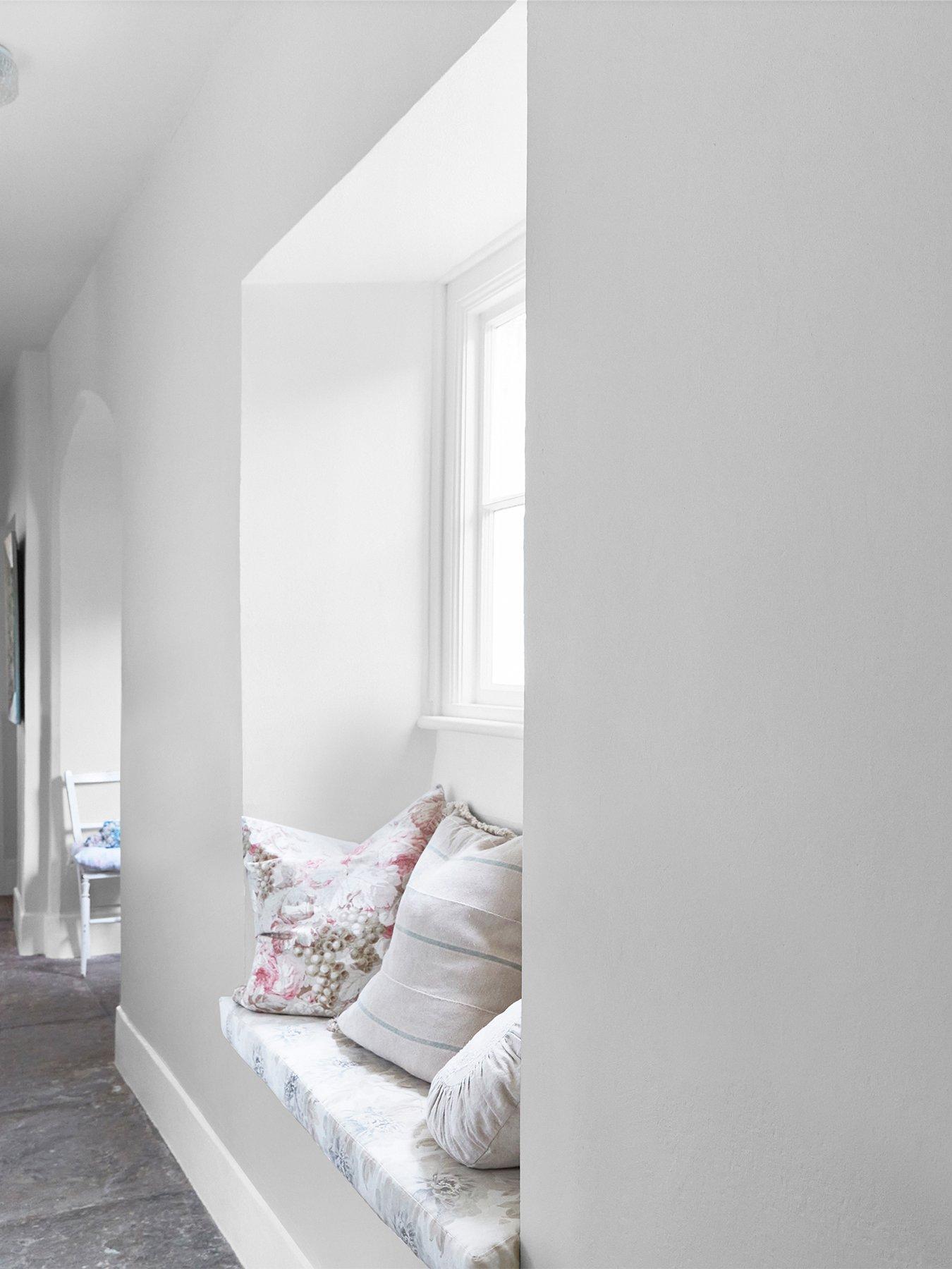 undefined Shabby Chic By Rachel Ashwell® Shabby White Matte Emulsion Multi Surface Paint 2.5l