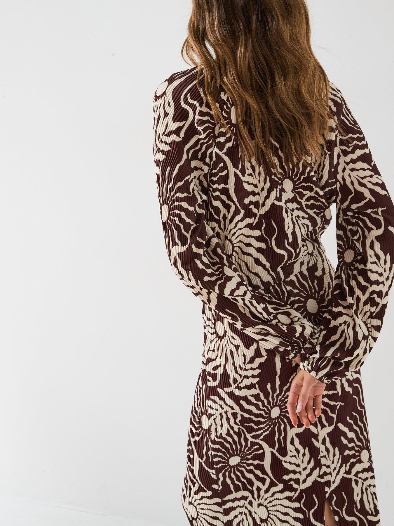 Image 2 of 6 of V by Very Plisse Bubble Hem Top Co-Ord - Print