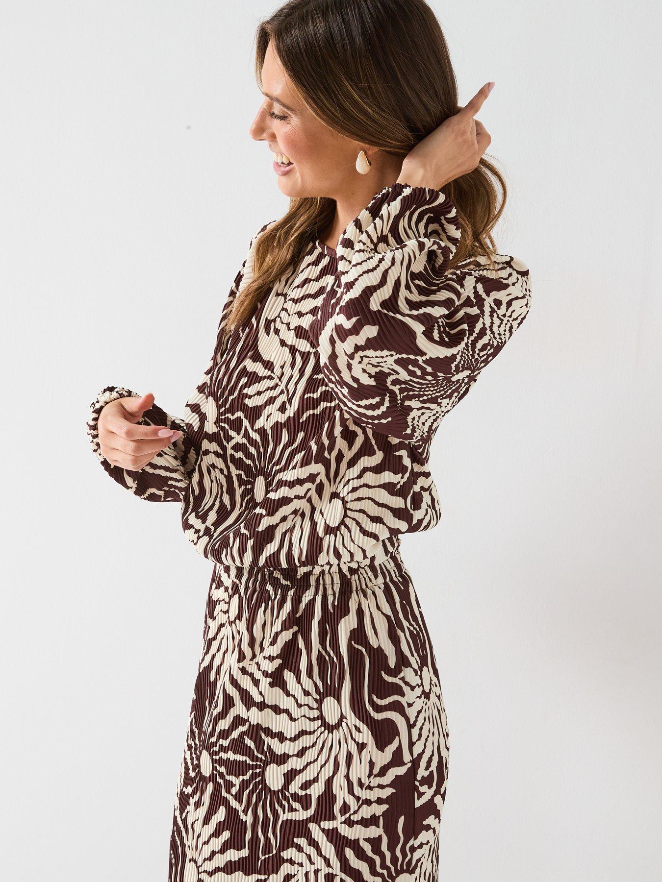 Image 4 of 6 of V by Very Plisse Bubble Hem Top Co-Ord - Print