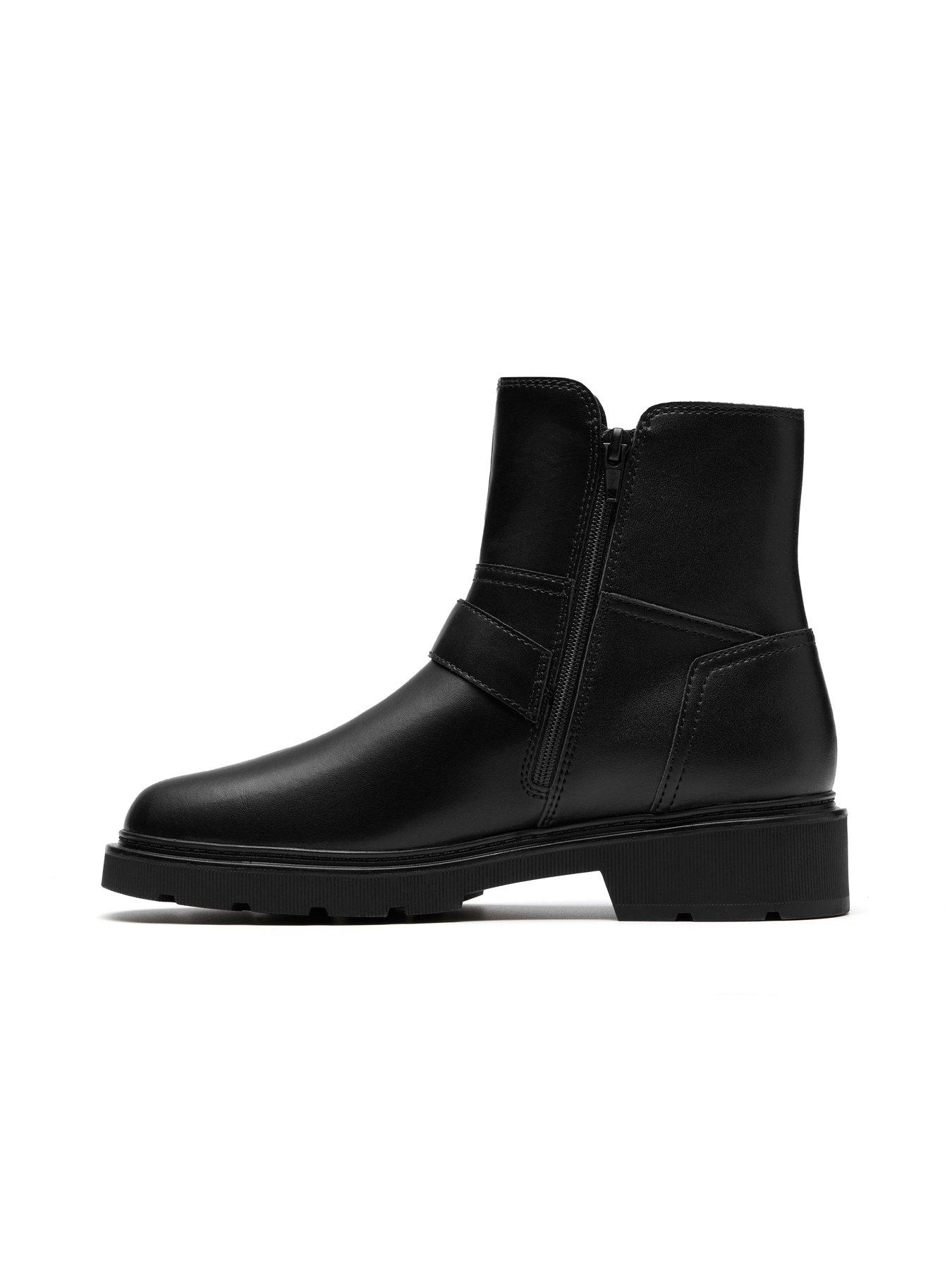 Image 6 of 6 of Clarks Wide Fit Lauryl Bay Boots - Black