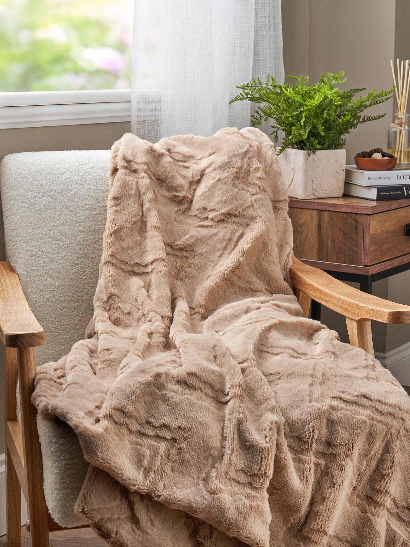 very-home-chevron-faux-fur-throw