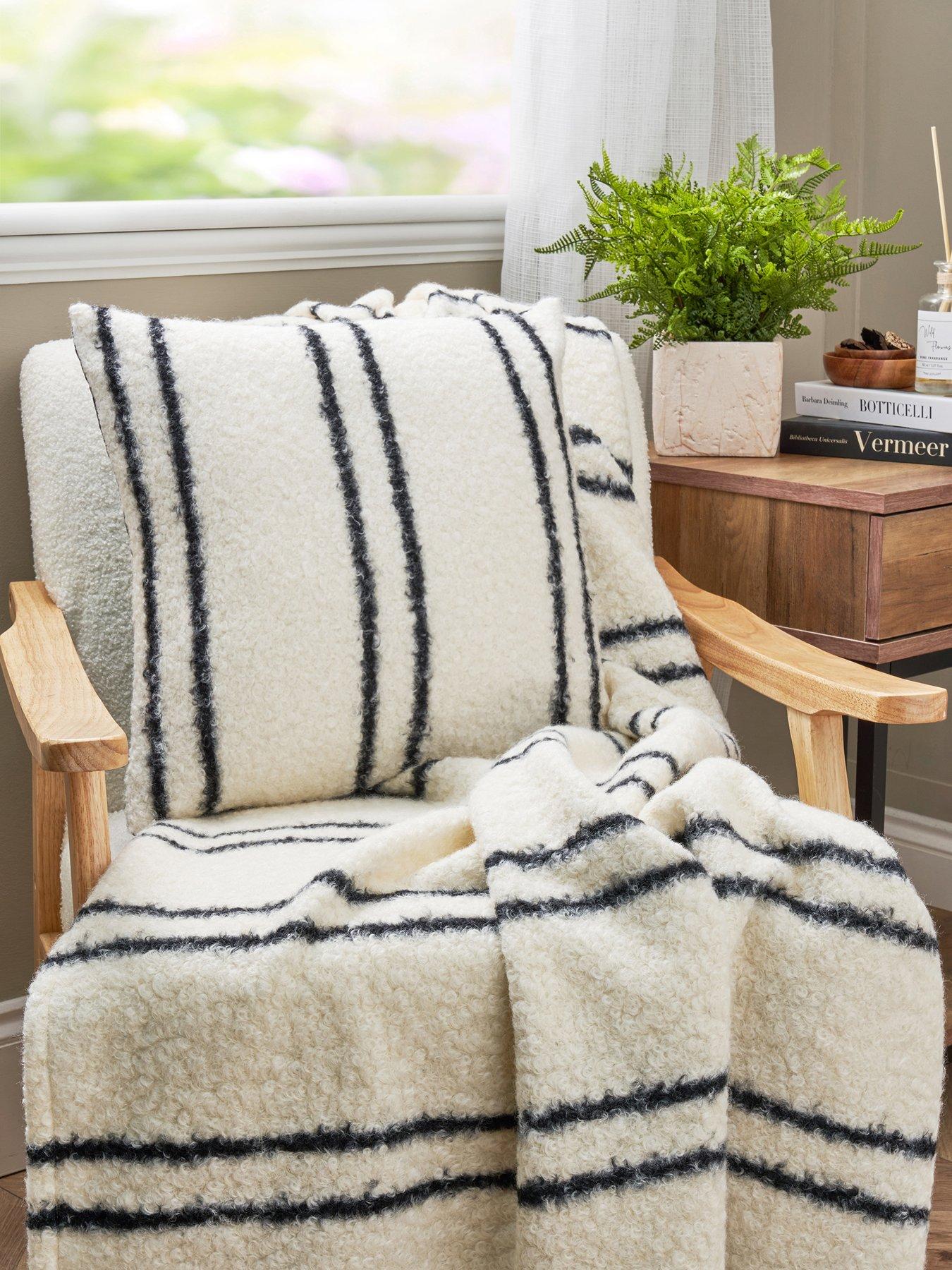 very-home-noah-boucle-cushion