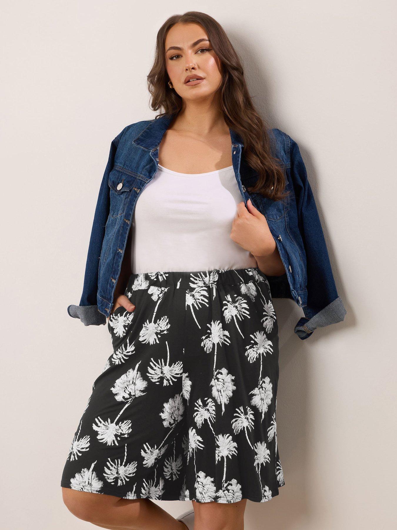 undefined Curve Palm Print Short - Black