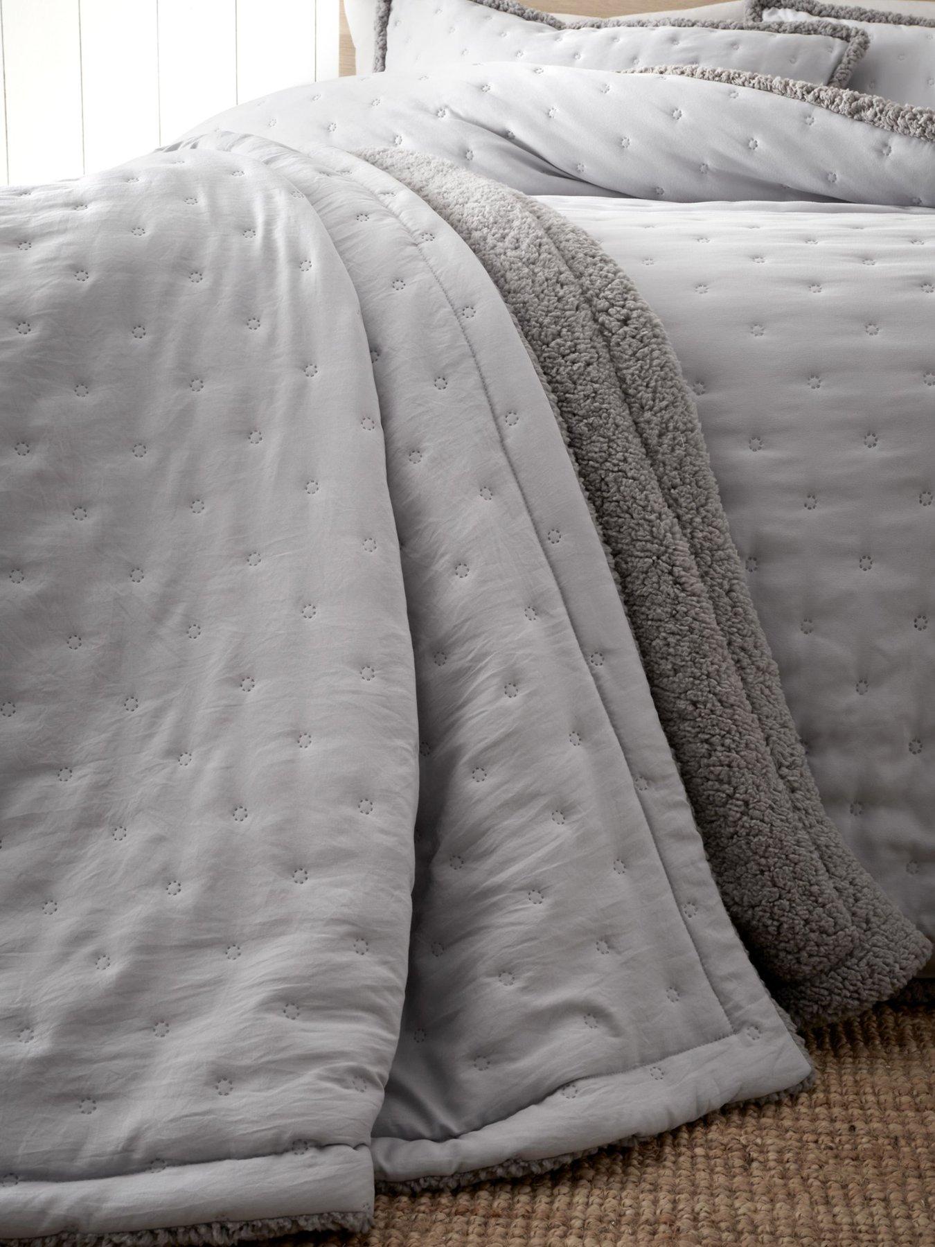 Catherine Lansfield Cosy Nori Sherpa Bedspread